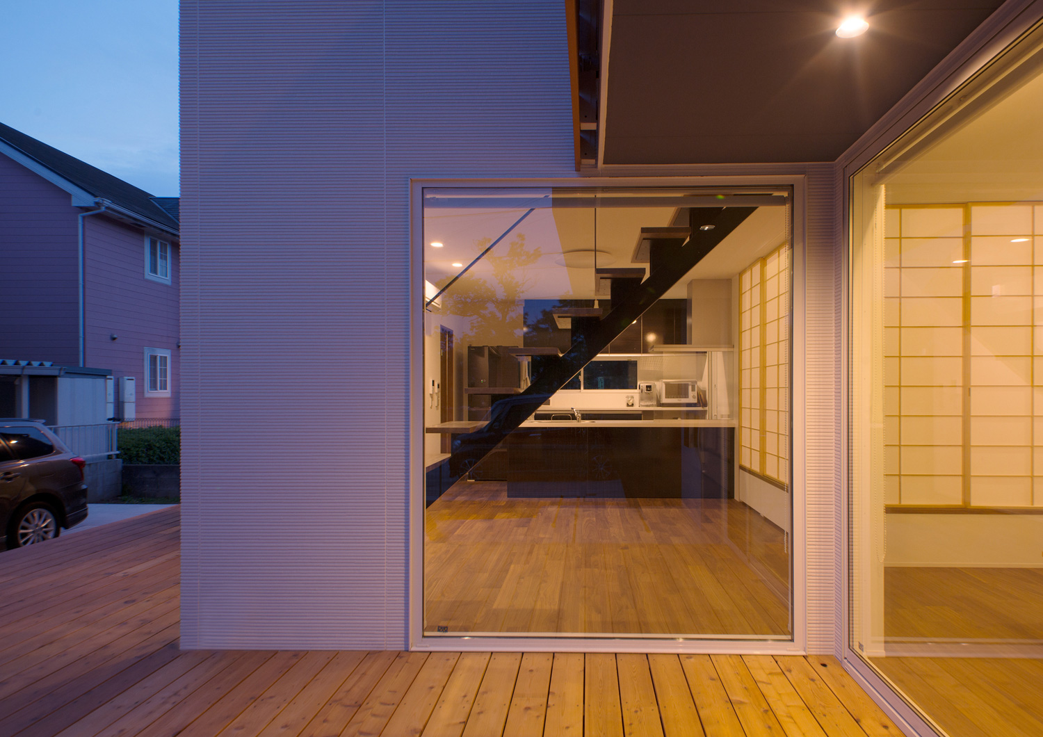 ウッドデッキのテラスとLDKのフローリングがフラットに繋がっている様子・デザイン住宅 注文住宅・デザイン住宅建築実例_『CASE575 緑を楽しむ家』_テラス・バルコニー