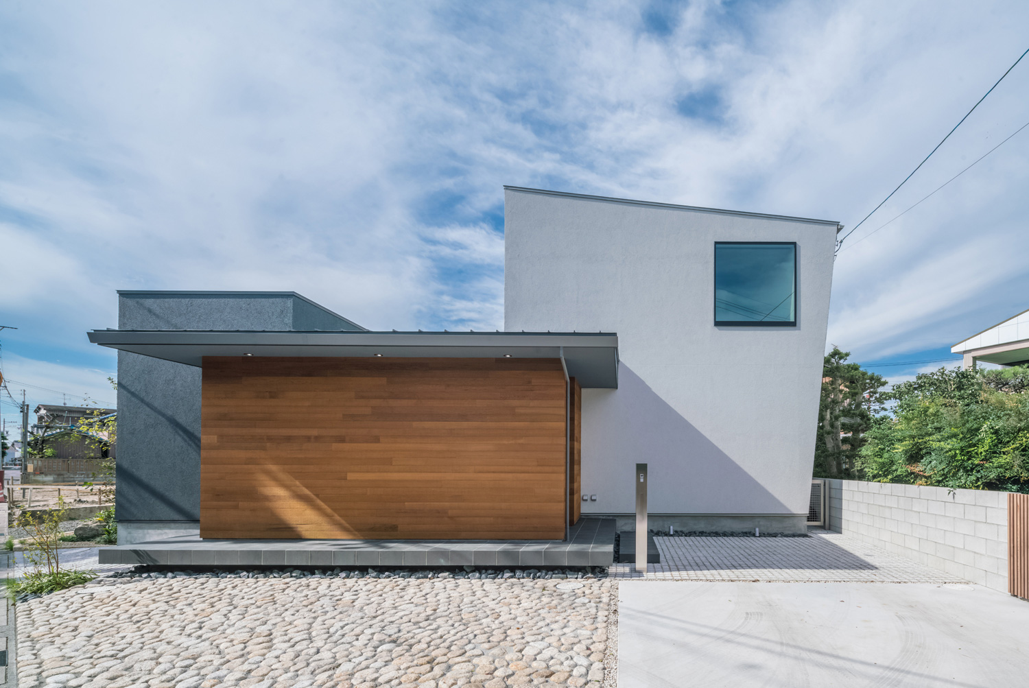 コンクリートのアプローチがある木の目隠し壁付きの外観・デザイン住宅 注文住宅・デザイン住宅建築実例_『CASE576 回廊の家』_外観