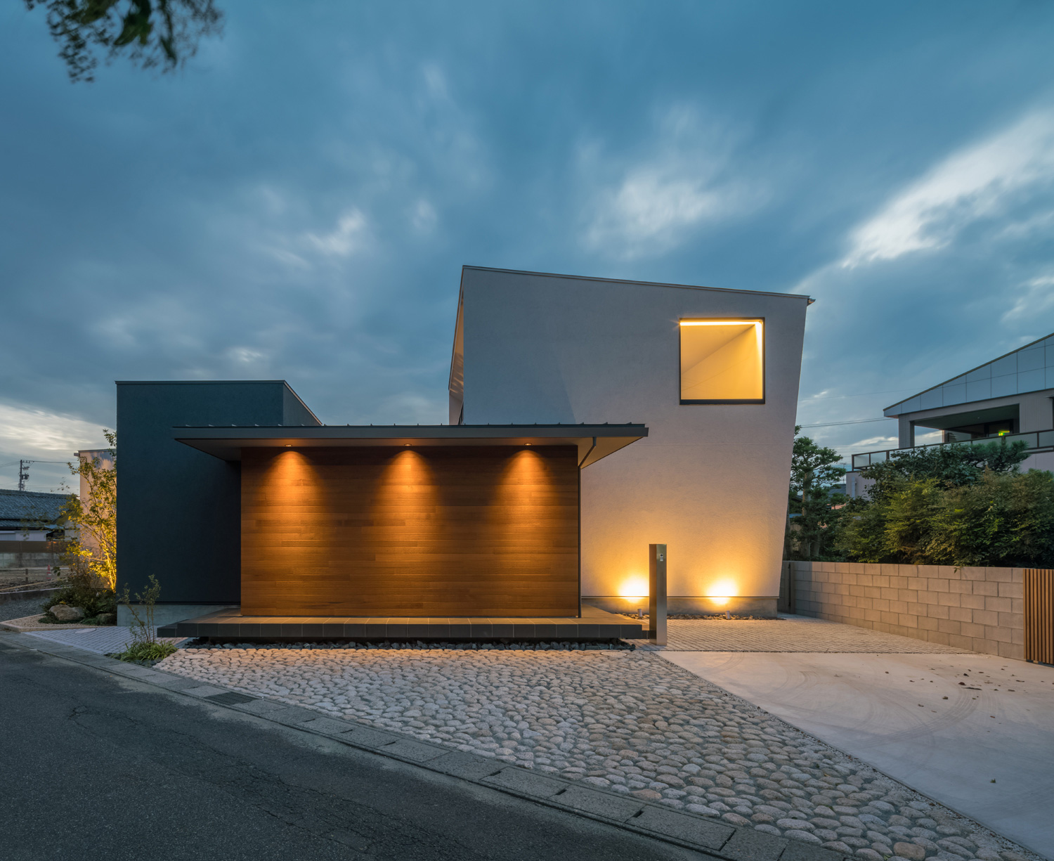 床や軒天井に照明が取り付けられたおしゃれな外観・デザイン住宅 注文住宅・デザイン住宅建築実例_『CASE576 回廊の家』_外観