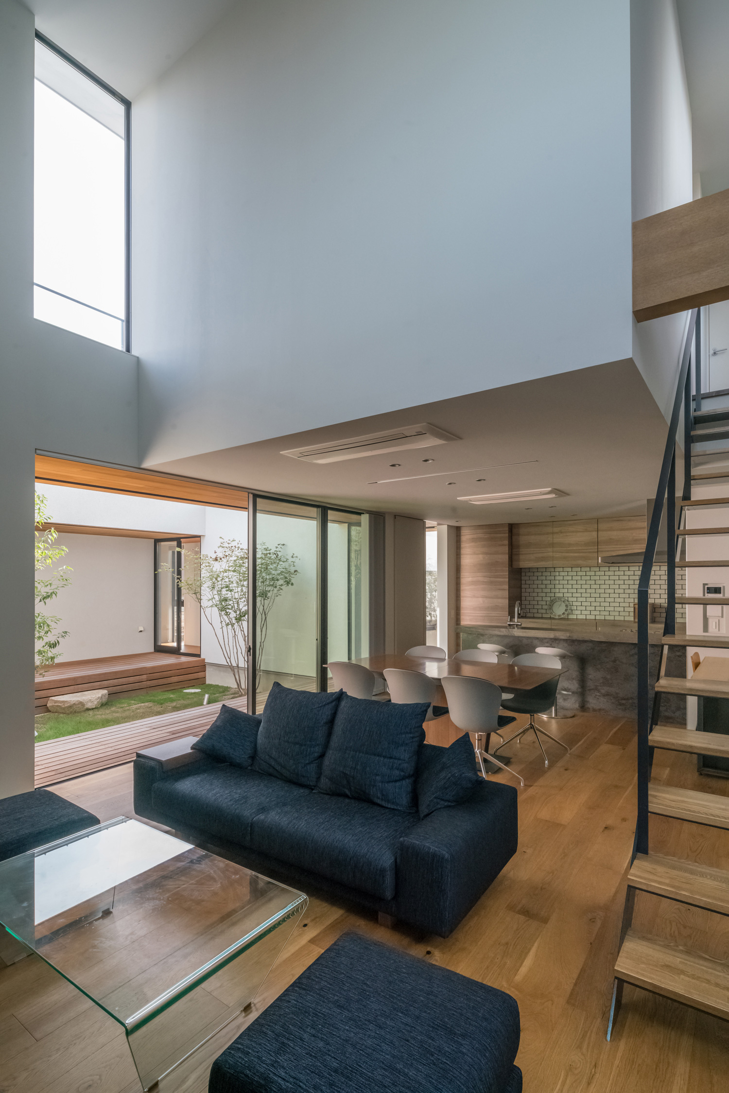 中庭に面した吹き抜けのあるLDK・デザイン住宅 注文住宅・デザイン住宅建築実例_『CASE576 回廊の家』_LDK