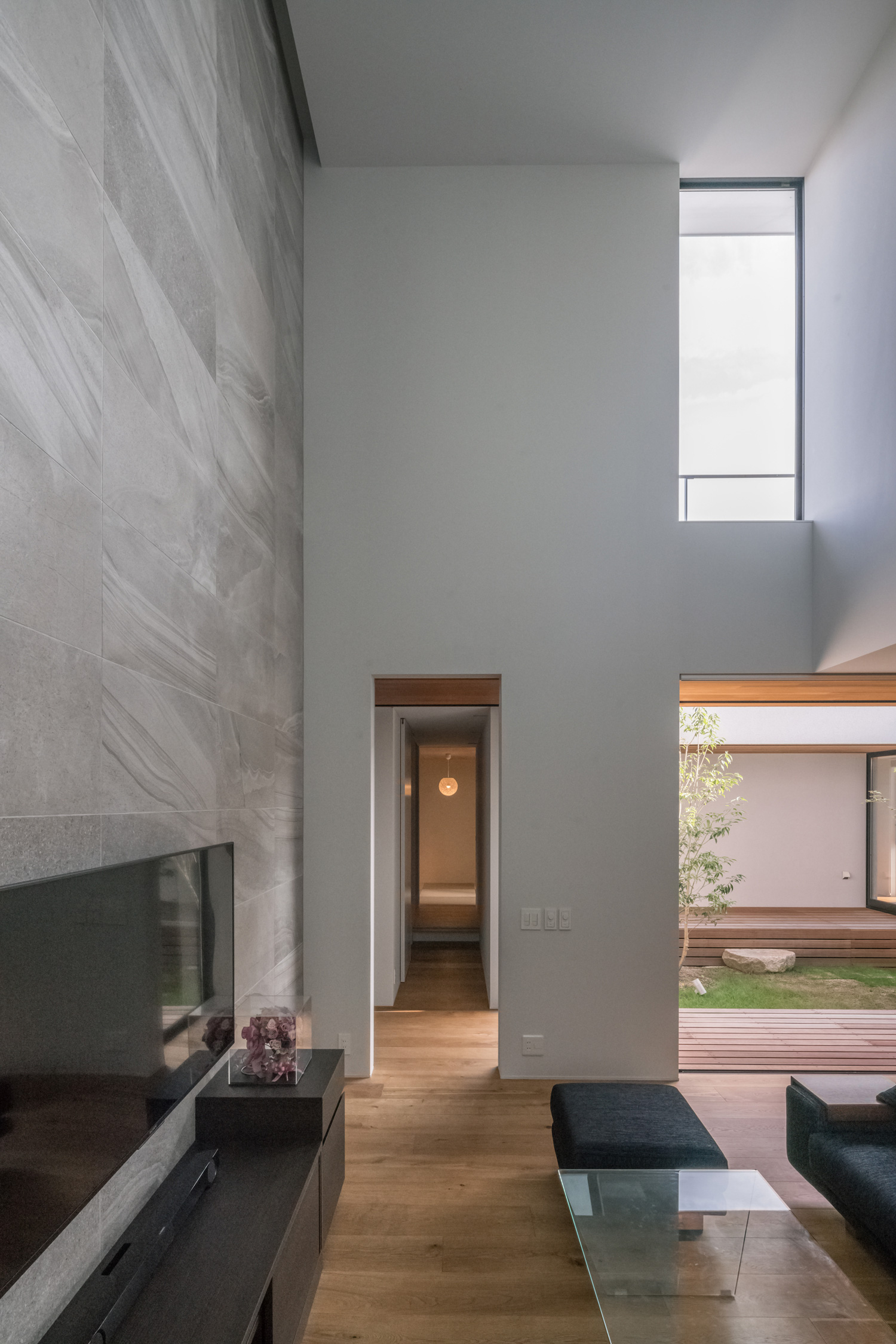 大理石のアクセントウォールがある吹き抜けのLDK・デザイン住宅 注文住宅・デザイン住宅建築実例_『CASE576 回廊の家』_LDK