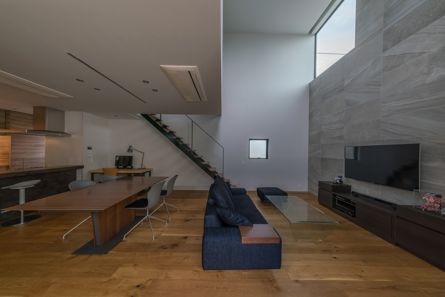 天井近くに窓がある吹き抜けのLDK・デザイン住宅 注文住宅・デザイン住宅建築実例_『CASE576 回廊の家』_LDK