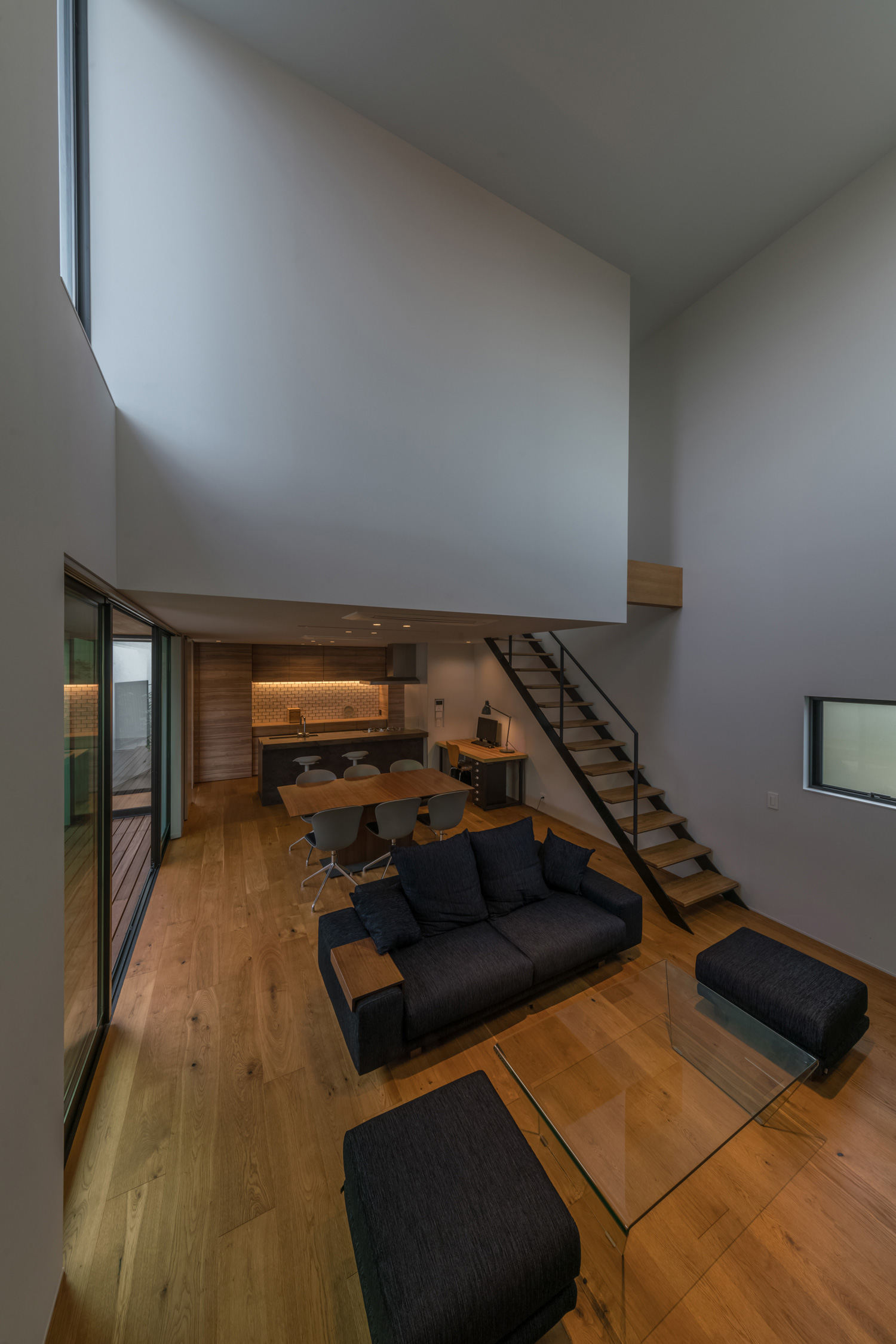 中庭に面した窓と天井近くの窓がある吹き抜けのLDK・デザイン住宅 注文住宅・デザイン住宅建築実例_『CASE576 回廊の家』_LDK