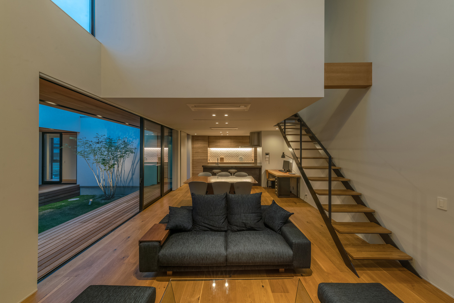 ダウンライトに照らされた中庭に面したLDK・デザイン住宅 注文住宅・デザイン住宅建築実例_『CASE576 回廊の家』_LDK