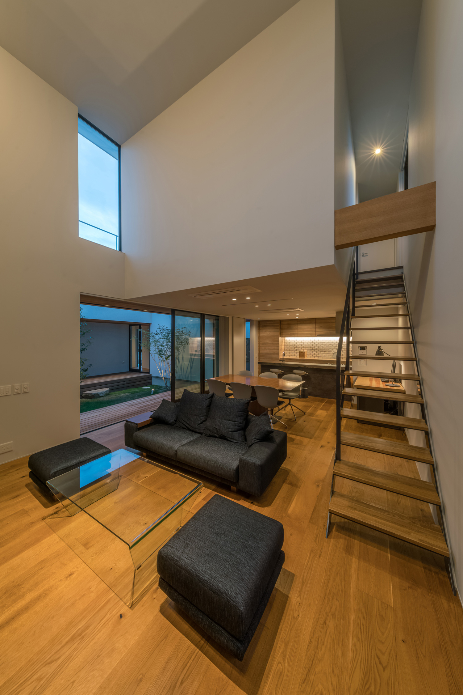 リビングイン階段がある吹き抜けのおしゃれなLDK・デザイン住宅 注文住宅・デザイン住宅建築実例_『CASE576 回廊の家』_LDK