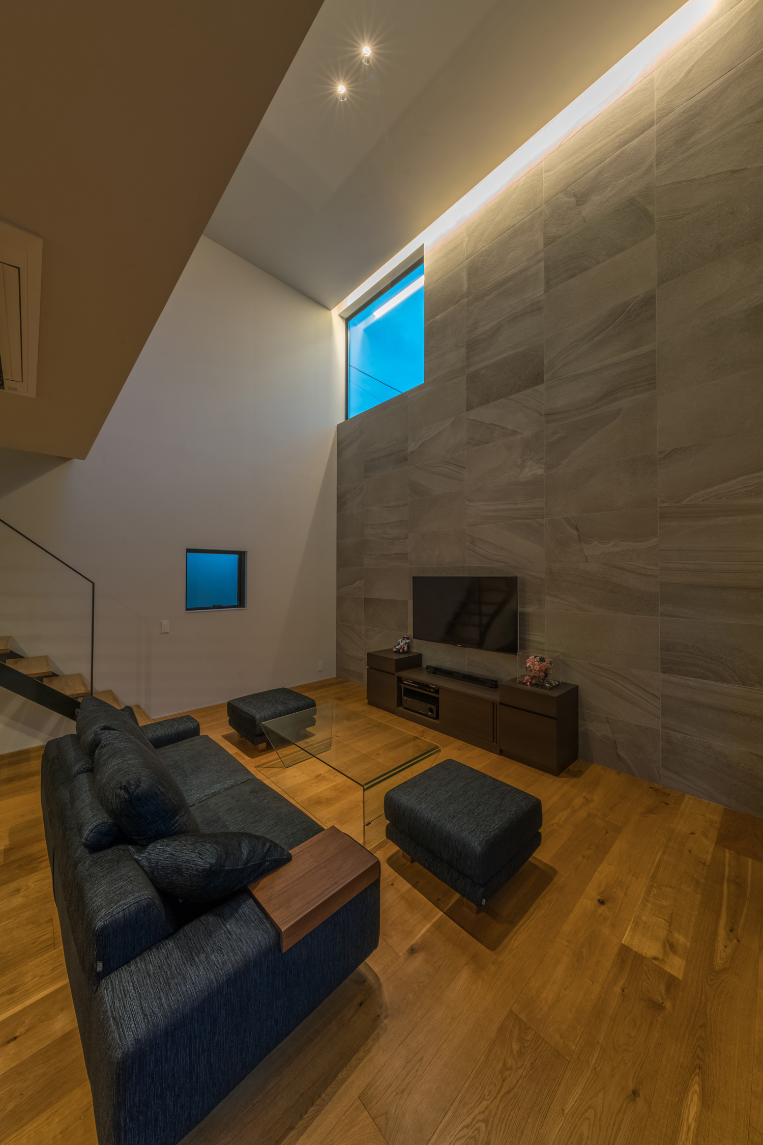 アクセントウォールの壁際に間接照明を取り付けたホテルライクなLDK・デザイン住宅 注文住宅・デザイン住宅建築実例_『CASE576 回廊の家』_LDK