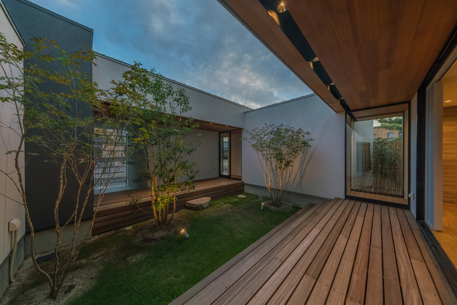 回廊のように設置されたウッドデッキ