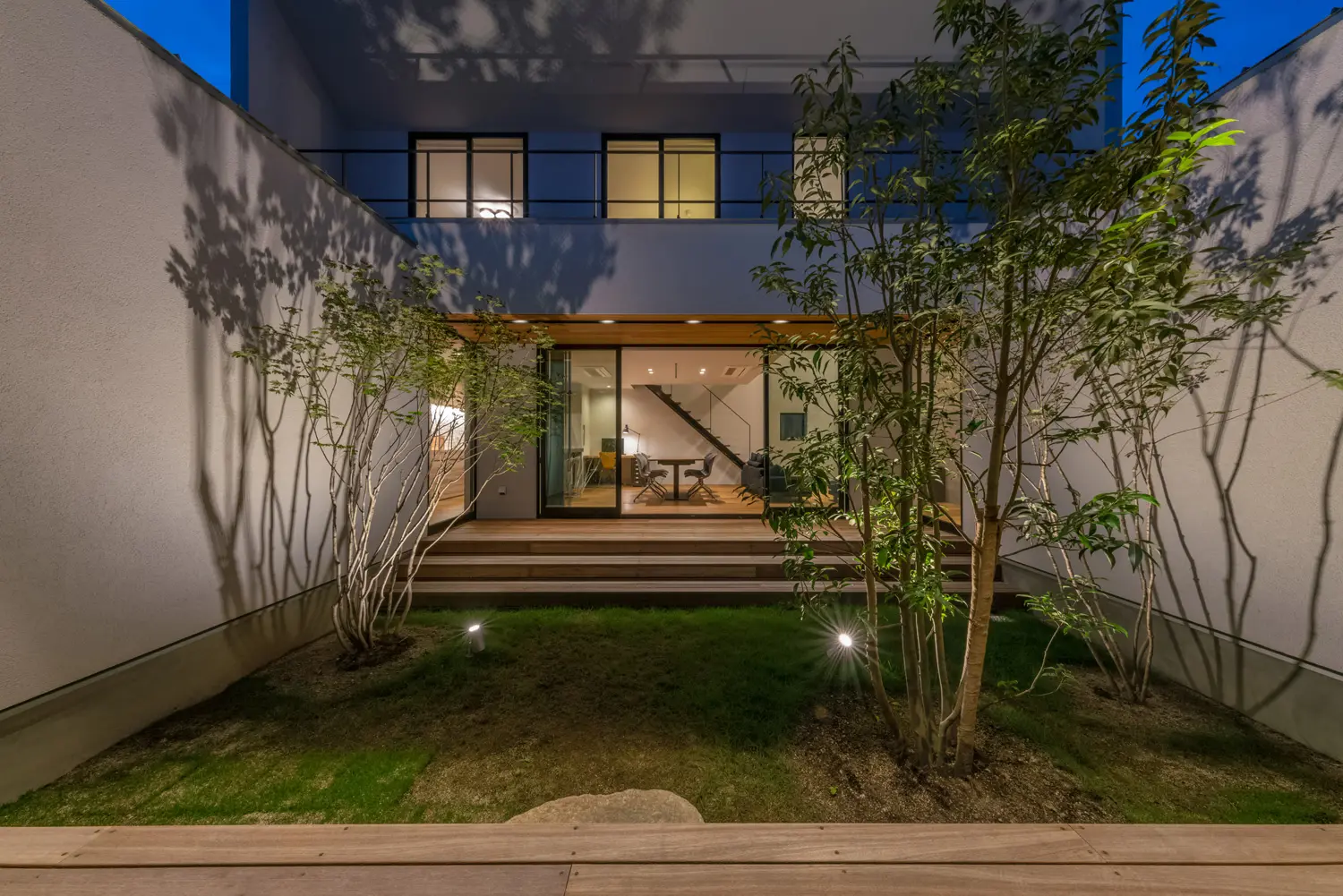 植栽がライトアップされた注文住宅の中庭