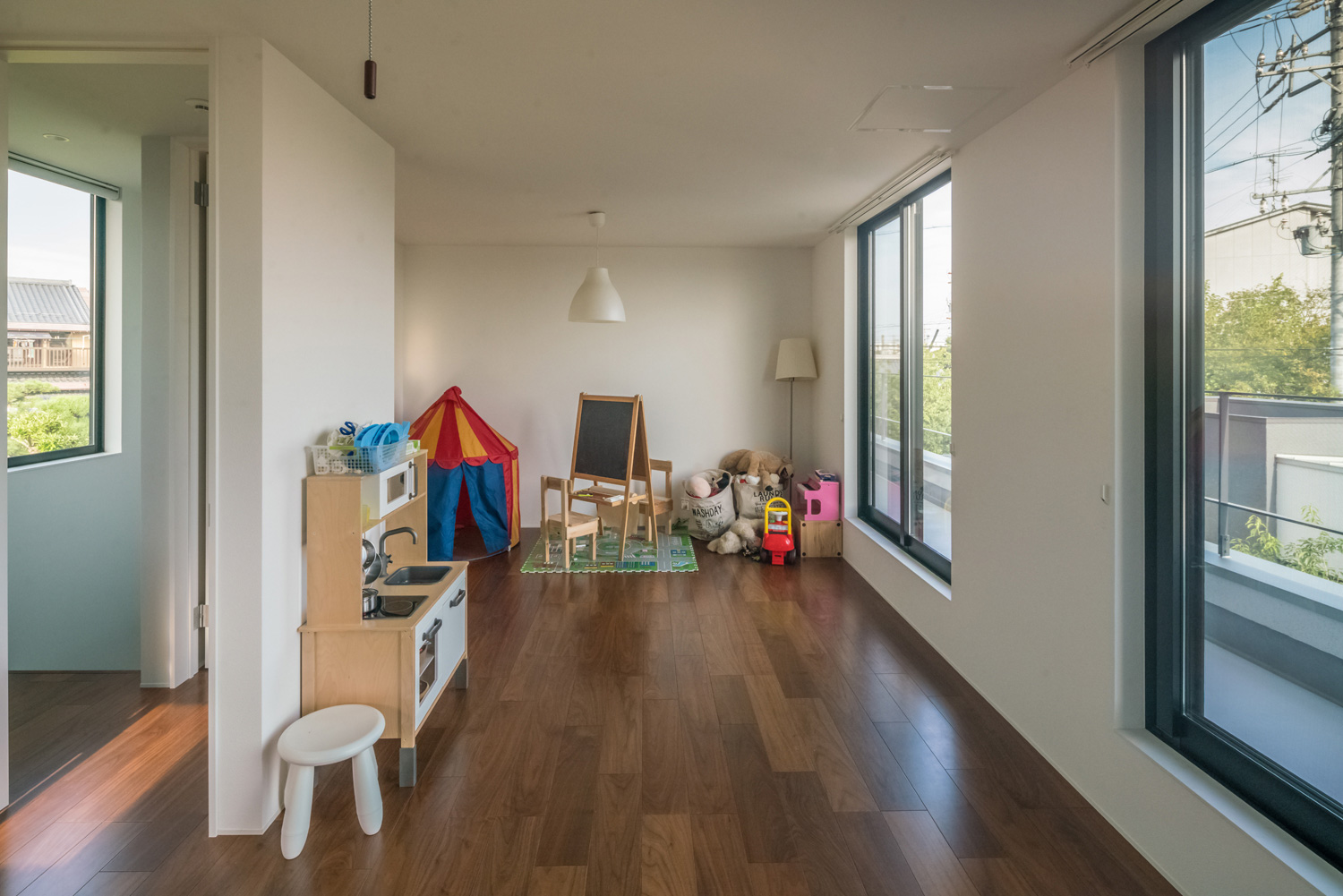 おもちゃを多く置いたベランダに面しているオープンな子供部屋・デザイン住宅 注文住宅・デザイン住宅建築実例_『CASE576 回廊の家』_子供部屋