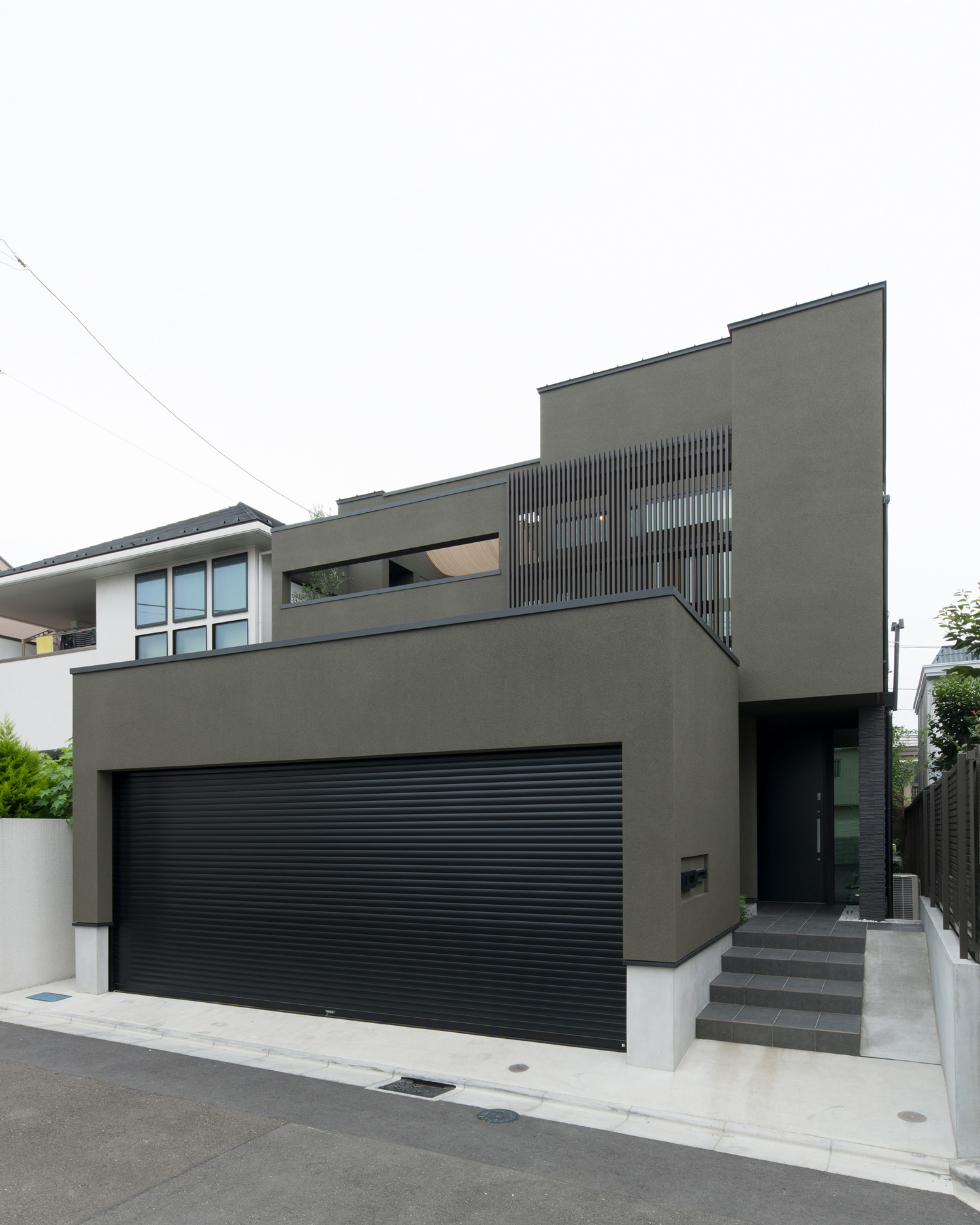 シャッター付きのガレージがあるカーキの外壁の家・デザイン住宅 注文住宅・デザイン住宅建築実例_『CASE577 紬（つむぎ）の家』_外観