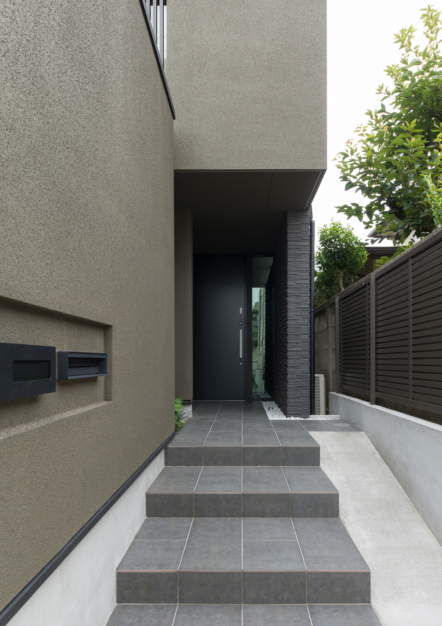 タイルの階段アプローチの先にある黒い玄関扉・デザイン住宅 注文住宅・デザイン住宅建築実例_『CASE577 紬（つむぎ）の家』_外観