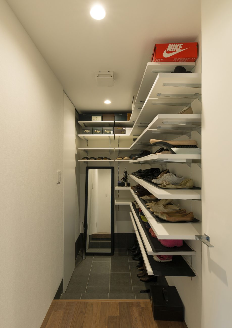 壁付けの可動棚や鏡があるタイルの玄関・デザイン住宅 注文住宅・デザイン住宅建築実例_『CASE577 紬（つむぎ）の家』_玄関