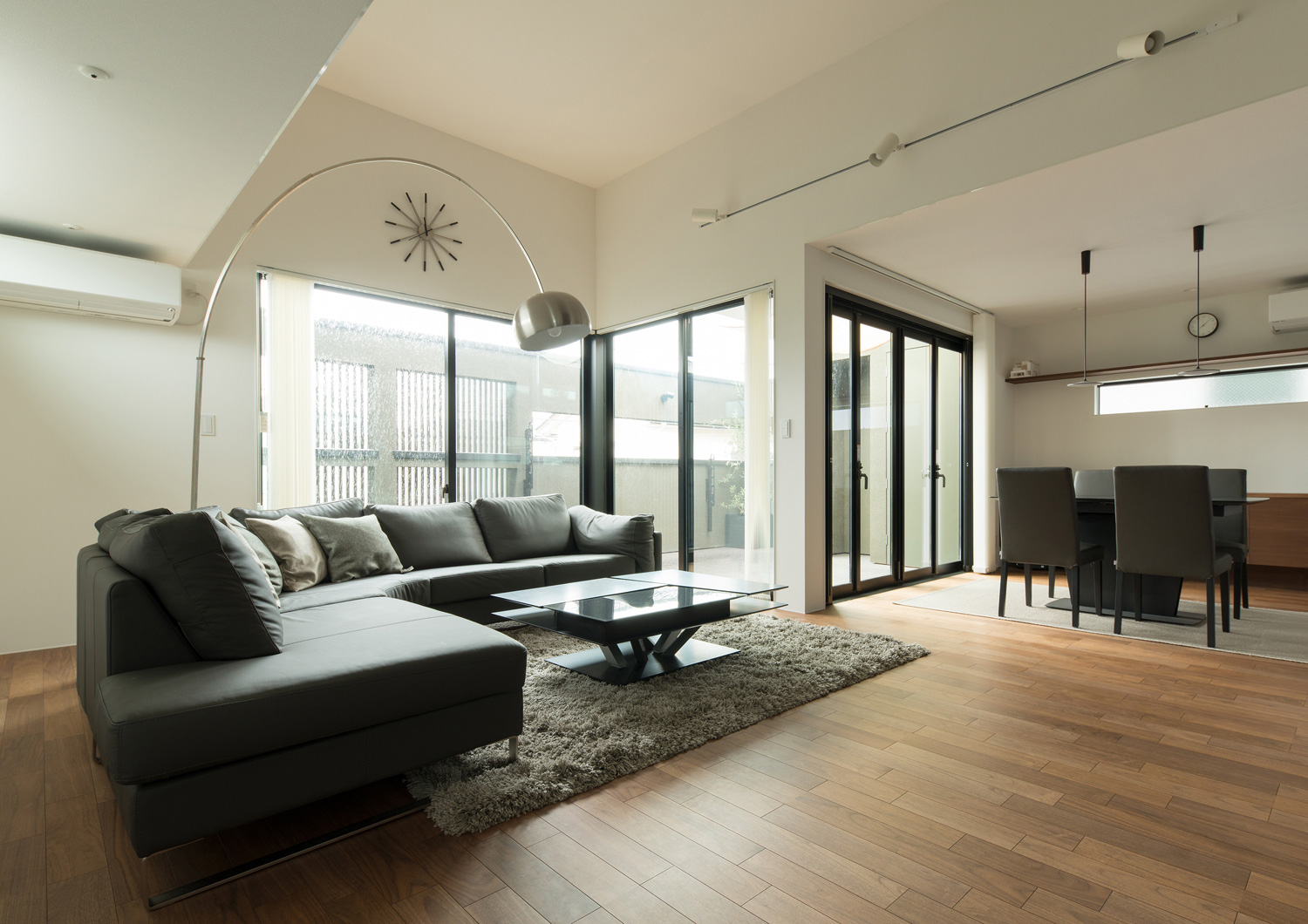 バルコニーに面した大きな窓がある高天井のLDK・デザイン住宅 注文住宅・デザイン住宅建築実例_『CASE577 紬（つむぎ）の家』_LDK