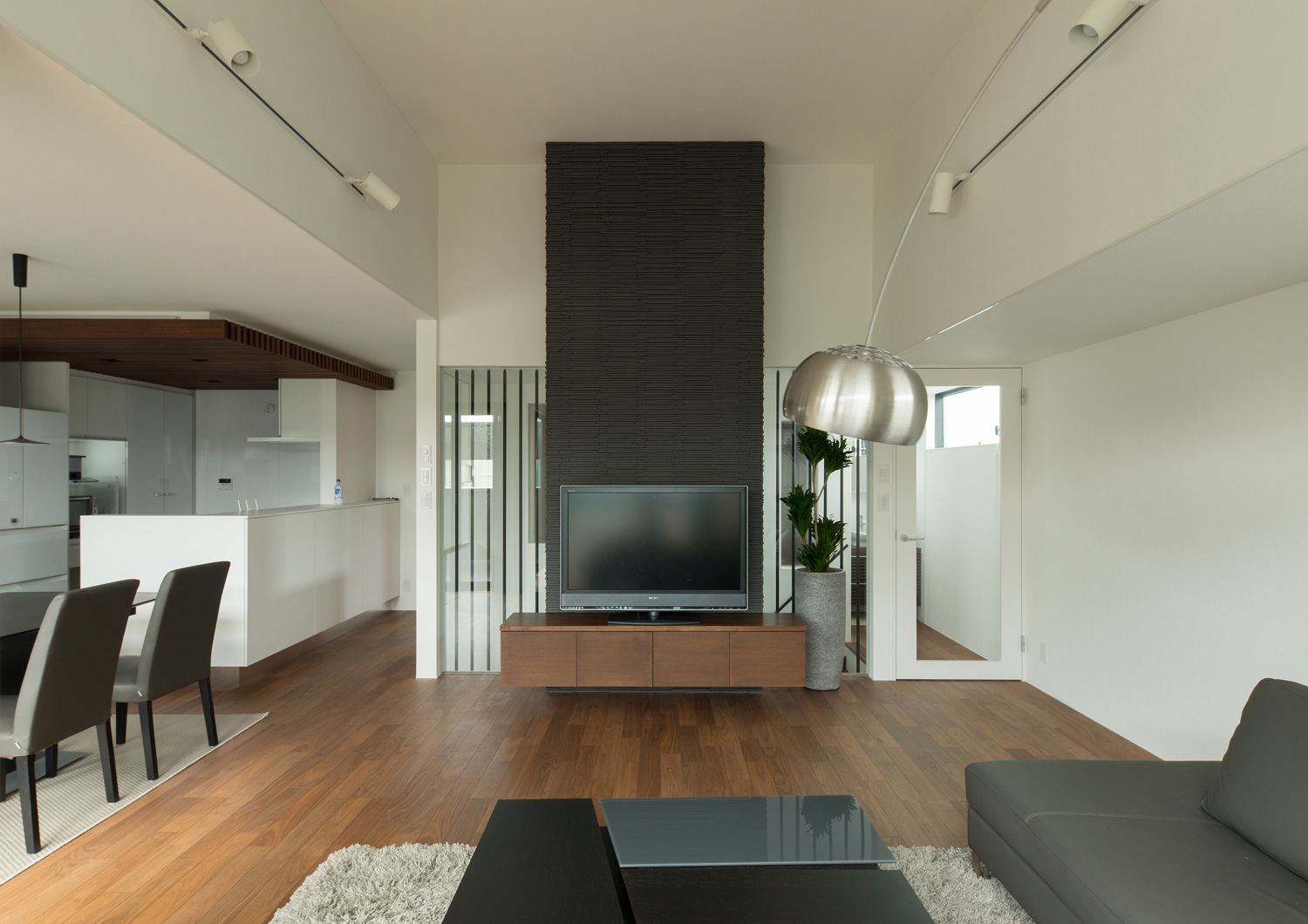 テレビのある部分に石のアクセントウォールを設けた高天井のLDK・デザイン住宅 注文住宅・デザイン住宅建築実例_『CASE577 紬（つむぎ）の家』_LDK