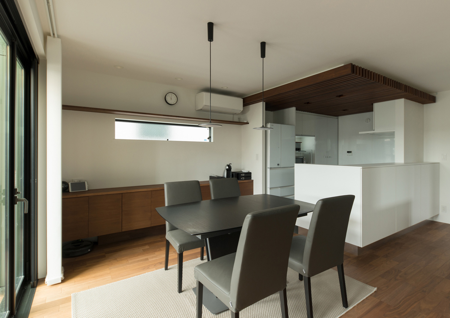 ペンダントライトがある黒いダイニングテーブル・デザイン住宅 注文住宅・デザイン住宅建築実例_『CASE577 紬（つむぎ）の家』_LDK