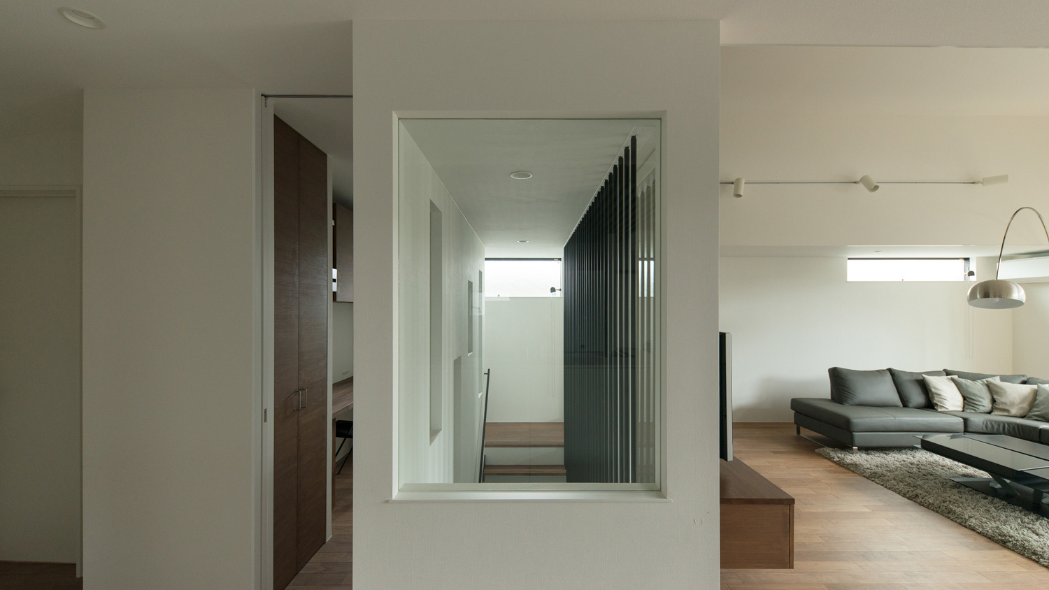 壁の一部をガラスにした階段室・デザイン住宅 注文住宅・デザイン住宅建築実例_『CASE577 紬（つむぎ）の家』_LDK