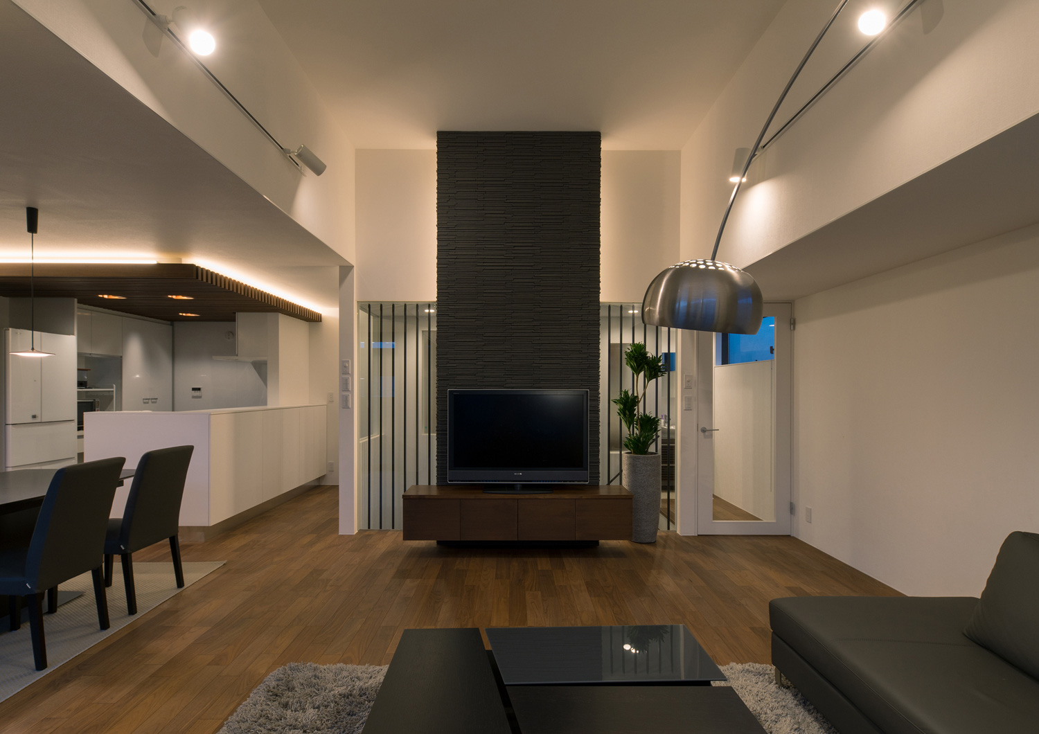 スポットライトや間接照明に照らされる高天井のLDK・デザイン住宅 注文住宅・デザイン住宅建築実例_『CASE577 紬（つむぎ）の家』_LDK