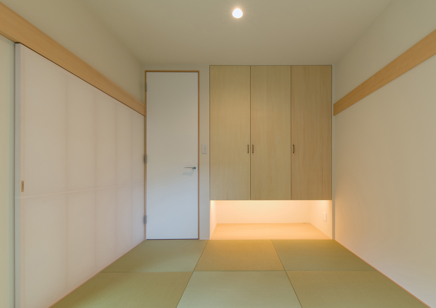 浮いたデザインの収納の下に間接照明が取り付けられた琉球畳の和室・デザイン住宅 注文住宅・デザイン住宅建築実例_『CASE577 紬（つむぎ）の家』_和室