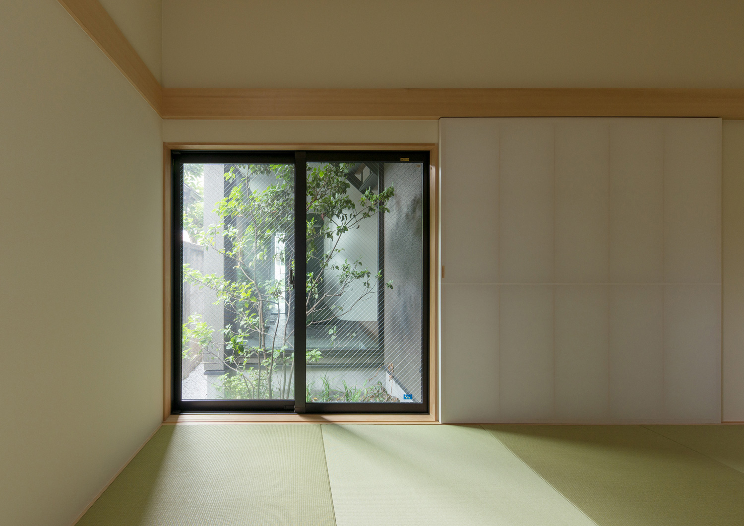 窓から植栽が見える琉球畳の和室・デザイン住宅 注文住宅・デザイン住宅建築実例_『CASE577 紬（つむぎ）の家』_和室