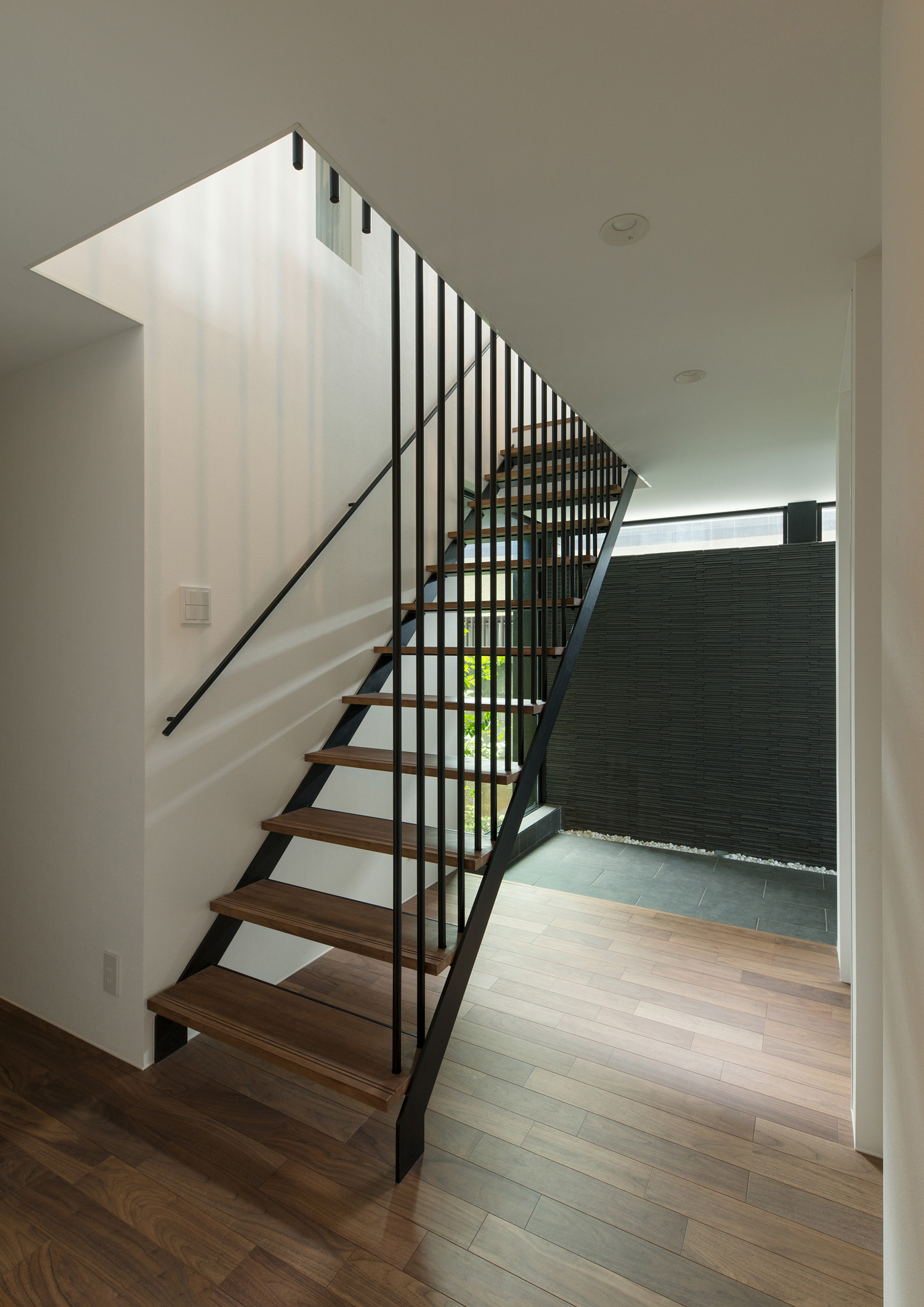 ワイヤーでつるされたようなアイアンと木のスケルトン階段・デザイン住宅 注文住宅・デザイン住宅建築実例_『CASE577 紬（つむぎ）の家』_階段