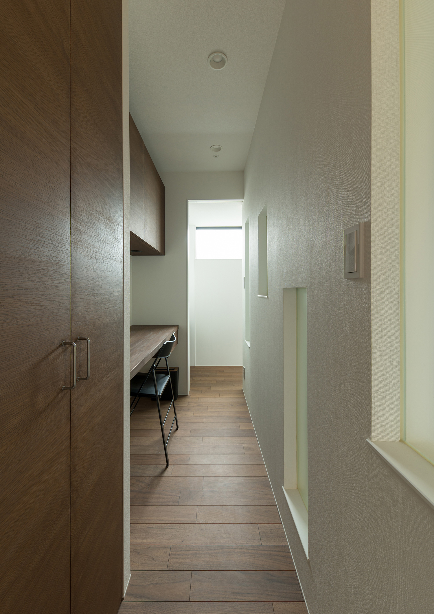 廊下にある壁付けデスクのワークスペース・デザイン住宅 注文住宅・デザイン住宅建築実例_『CASE577 紬（つむぎ）の家』_書斎