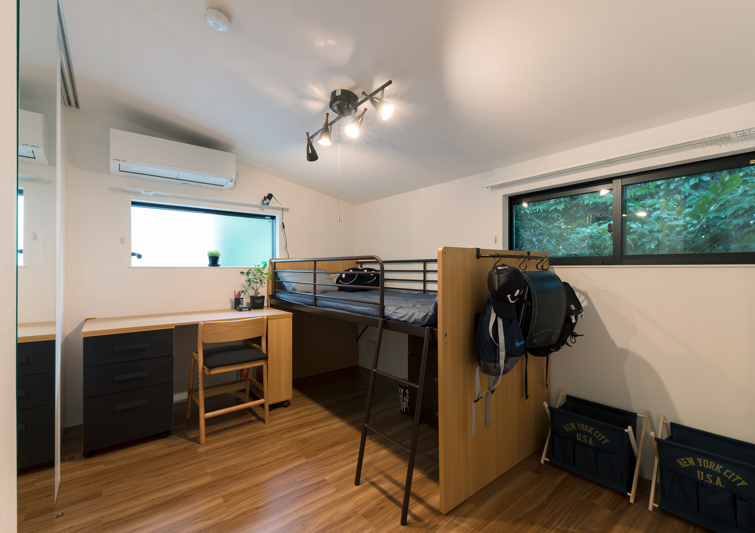 ベッドの下が収納として使える勉強机のある子供部屋・デザイン住宅 注文住宅・デザイン住宅建築実例_『CASE577 紬（つむぎ）の家』_子供部屋