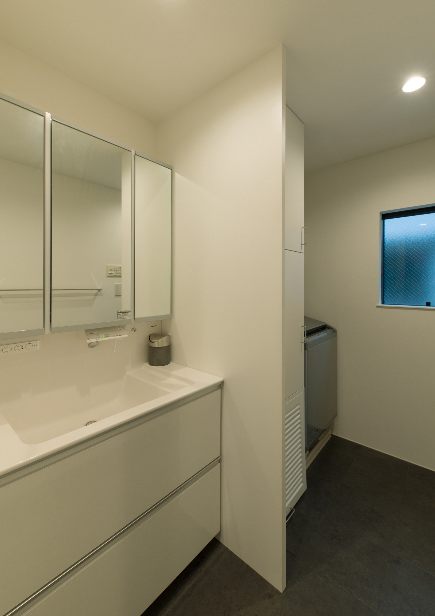 ミラーキャビネットのある白を基調とした洗面所・デザイン住宅 注文住宅・デザイン住宅建築実例_『CASE577 紬（つむぎ）の家』_浴室・洗面所