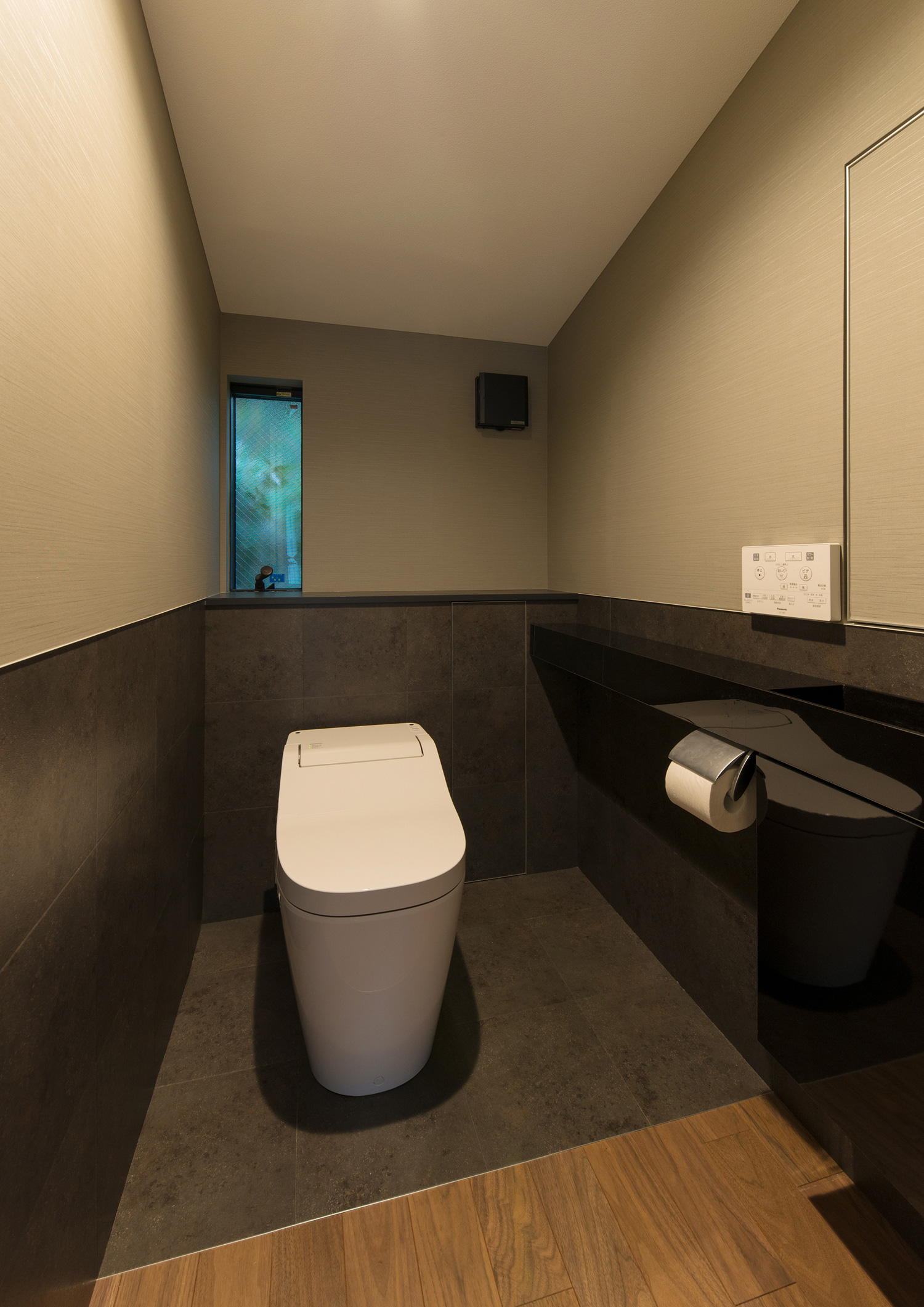 床と壁の一部を黒いクロスとした薄型手洗い付きのトイレ・デザイン住宅 注文住宅・デザイン住宅建築実例_『CASE577 紬（つむぎ）の家』_トイレ