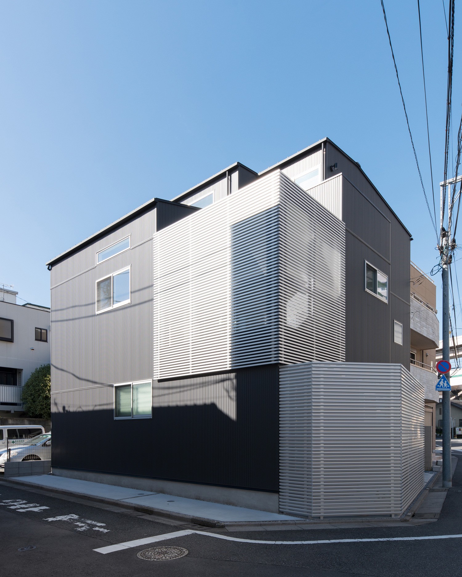 アルミのルーバーで目隠しがされた黒い金属外壁の家・デザイン住宅 注文住宅・デザイン住宅建築実例_『CASE579 Functional House』_外観