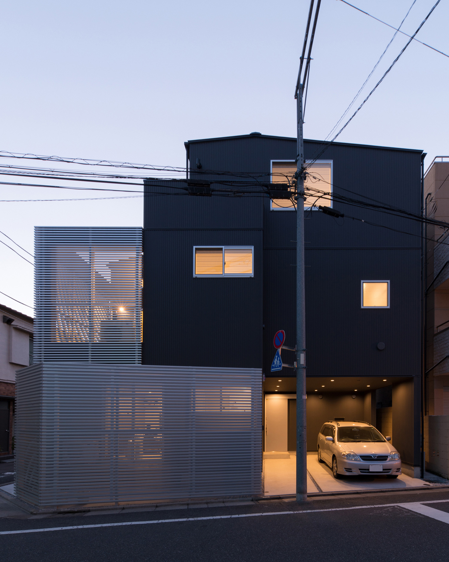 インナーガレージに車が一台止められたアルミルーバーの目隠しを設けた外観・デザイン住宅 注文住宅・デザイン住宅建築実例_『CASE579 Functional House』_外観