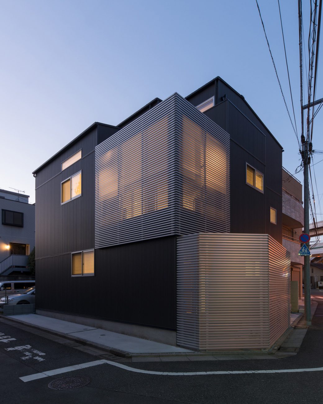 角地に建つ金属の外壁でアルミルーバーの目隠しを設けた外観・デザイン住宅 注文住宅・デザイン住宅建築実例_『CASE579 Functional House』_外観