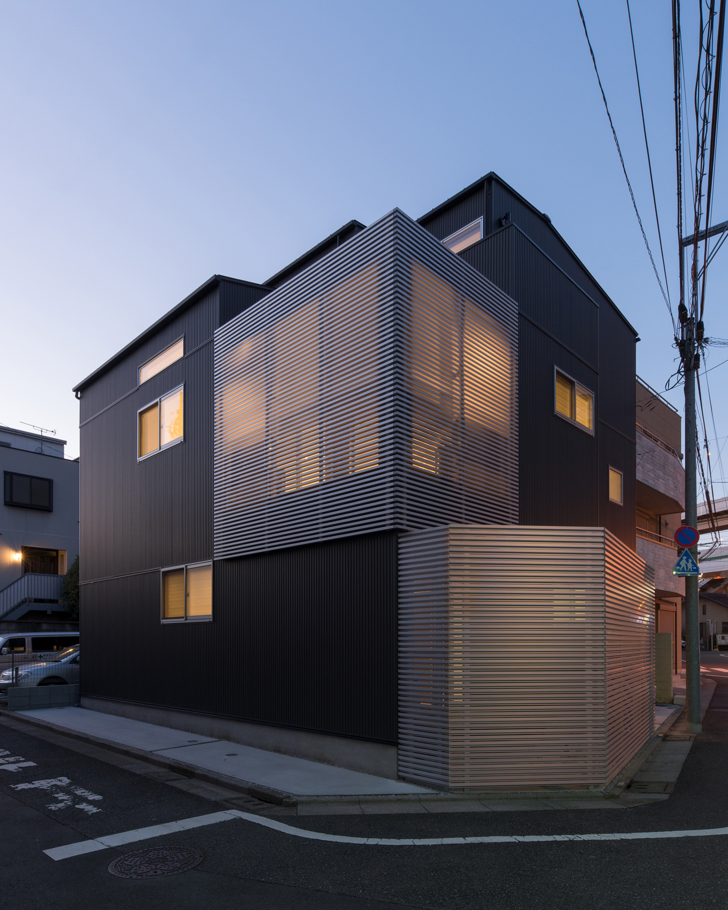 角地に建つ金属の外壁でアルミルーバーの目隠しを設けた外観・デザイン住宅 注文住宅・デザイン住宅建築実例_『CASE579 Functional House』_外観