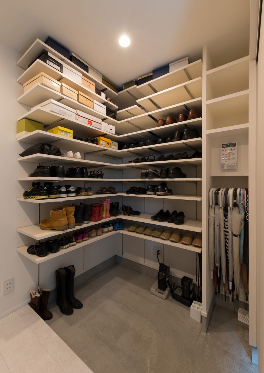 壁に可動棚が取り付けられたモルタルのシューズインクローゼット・デザイン住宅 注文住宅・デザイン住宅建築実例_『CASE579 Functional House』_玄関