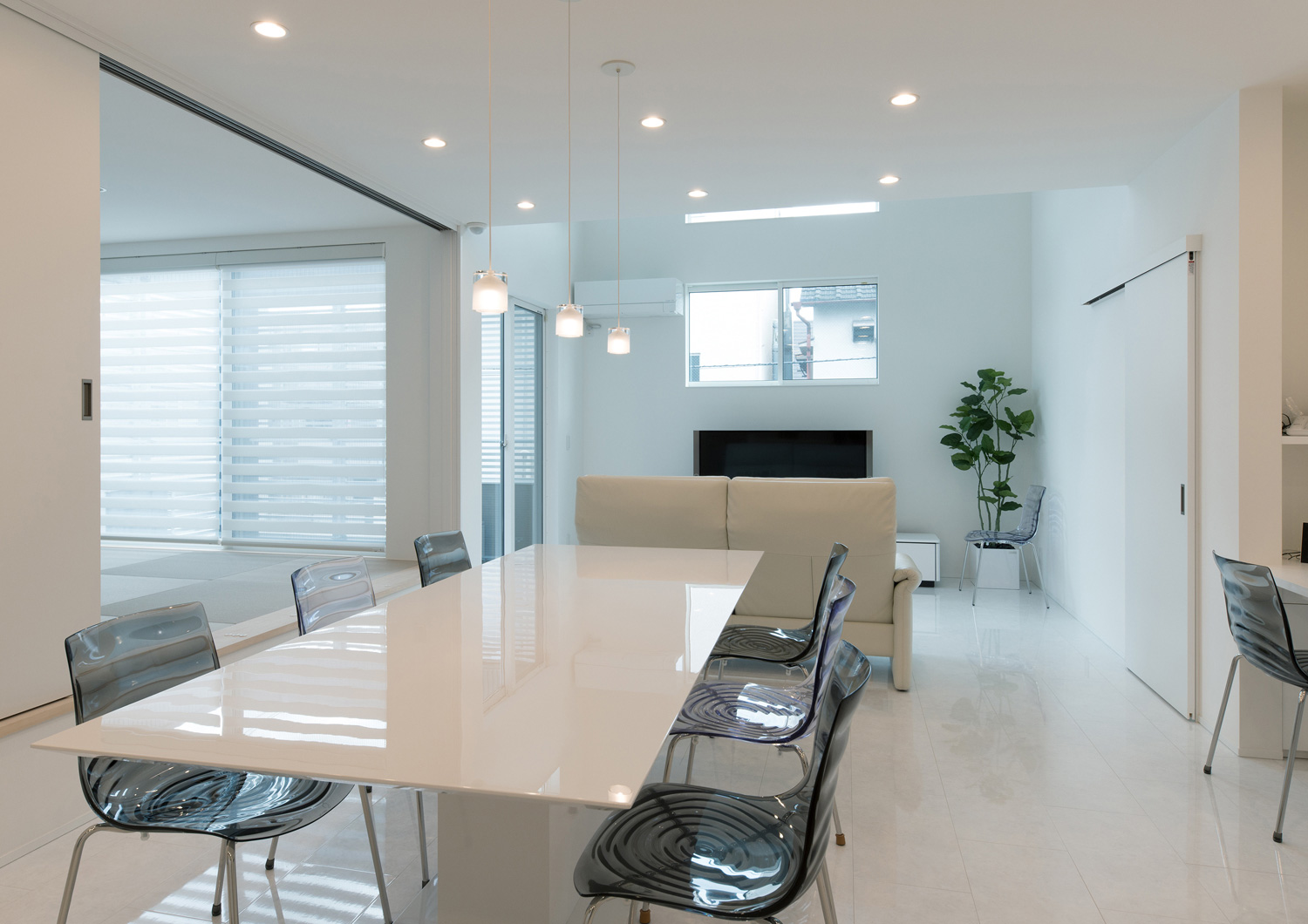 ダイニングとリビングが一直線に並んだ、白いダイニングテーブルを置いたLDK・デザイン住宅 注文住宅・デザイン住宅建築実例_『CASE579 Functional House』_LDK