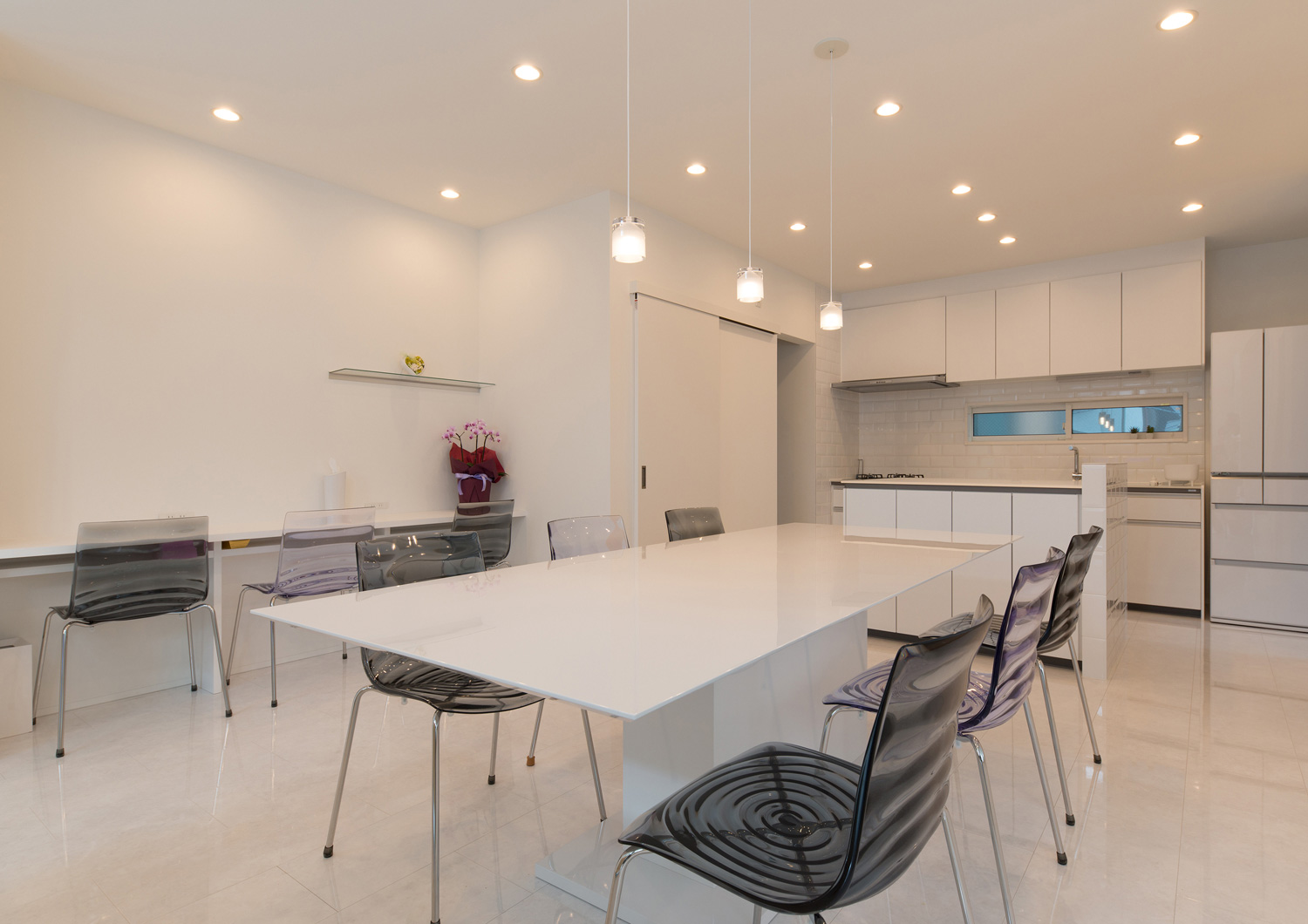 壁付けデスクのワークスペースがある、天井にダウンライトを取り付けた白を基調としたLDK・デザイン住宅 注文住宅・デザイン住宅建築実例_『CASE579 Functional House』_LDK