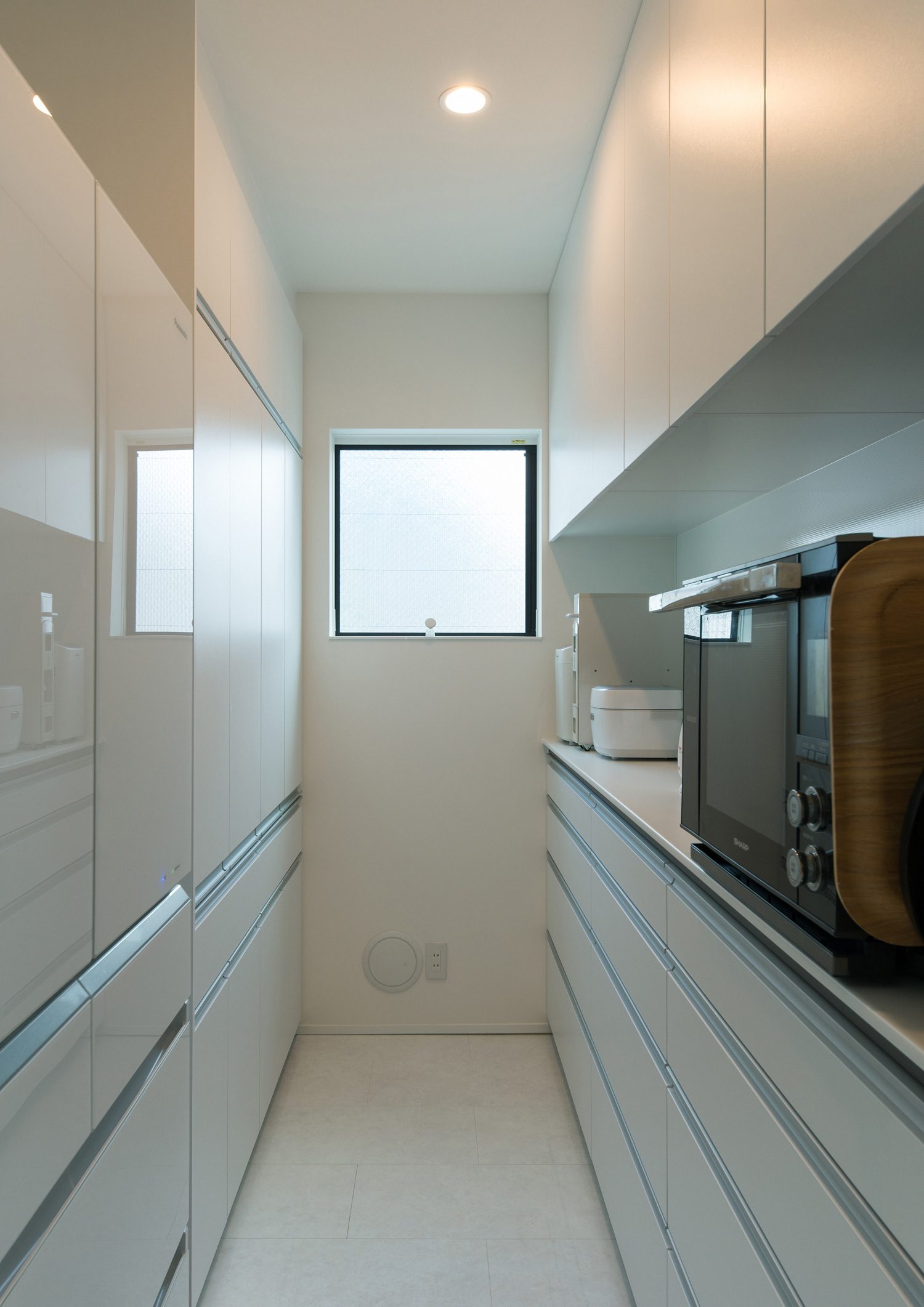 収納に全て扉を取り付けて白で統一したキッチン・デザイン住宅 注文住宅・デザイン住宅建築実例_『CASE579 Functional House』_キッチン