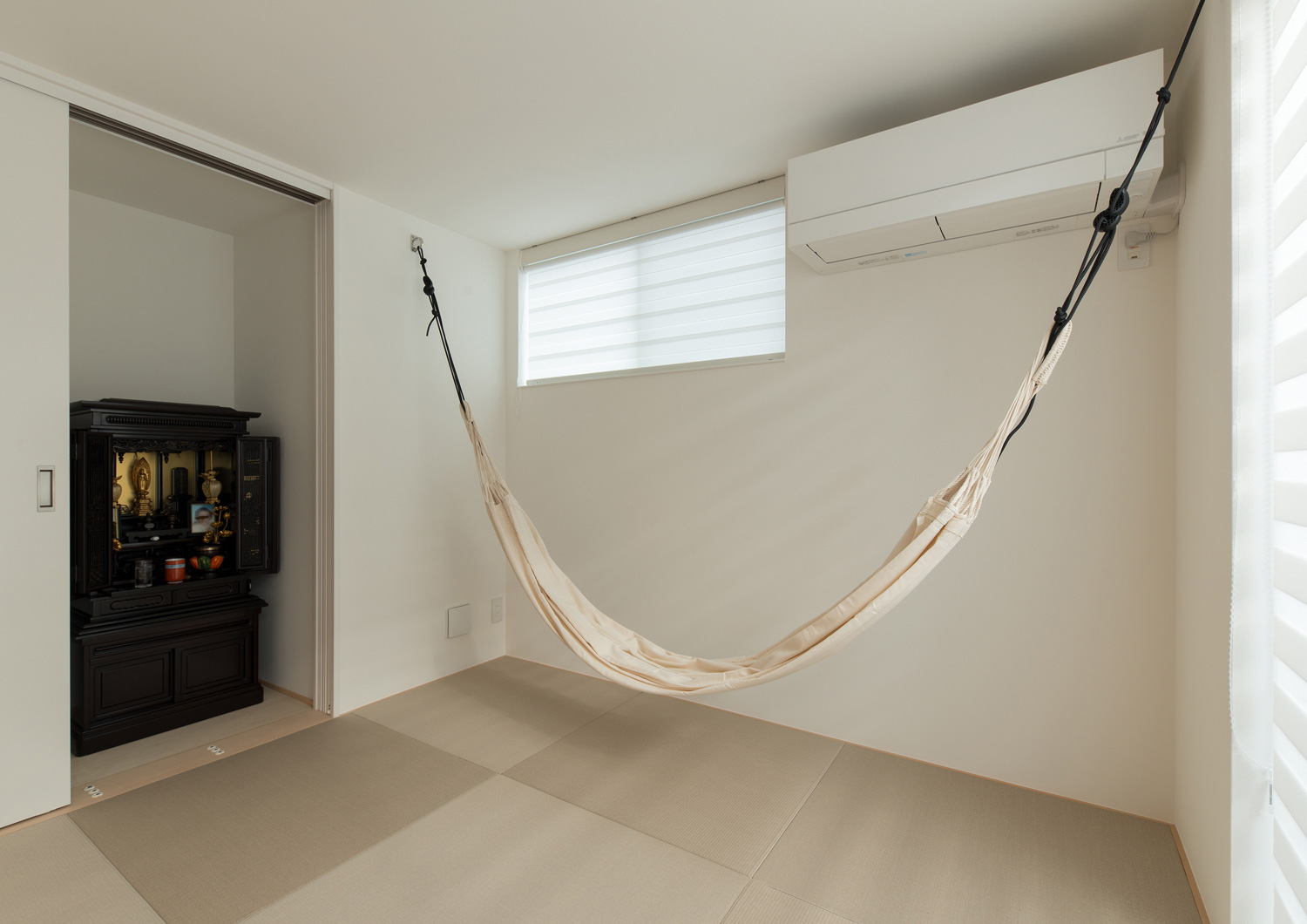 仏壇を引き戸で隠すことが出来る、ハンモックのあるベージュの琉球畳の和室・デザイン住宅 注文住宅・デザイン住宅建築実例_『CASE579 Functional House』_和室