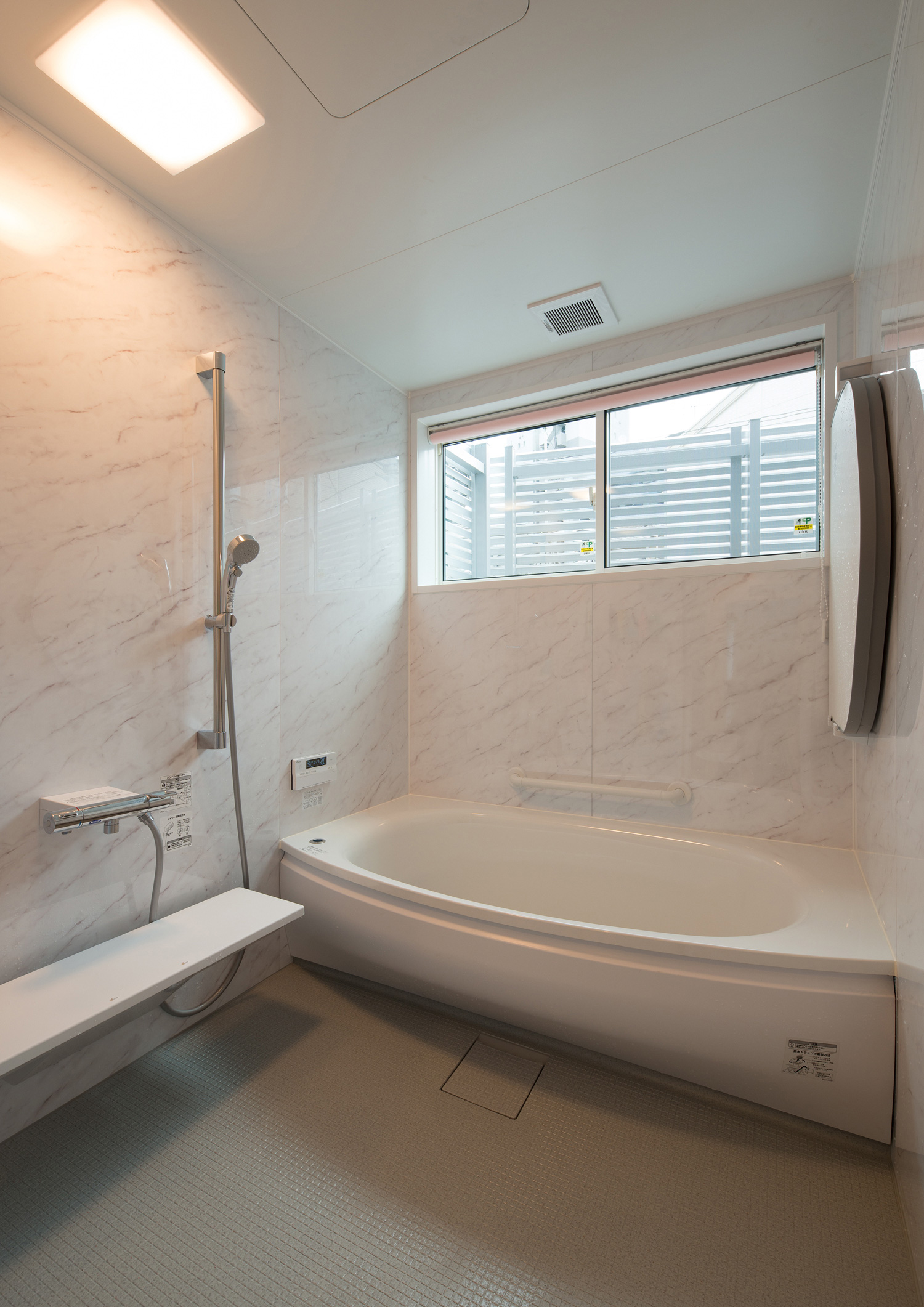 大理石風の壁で、天井付近に窓がある浴室・デザイン住宅 注文住宅・デザイン住宅建築実例_『CASE579 Functional House』_浴室・洗面所