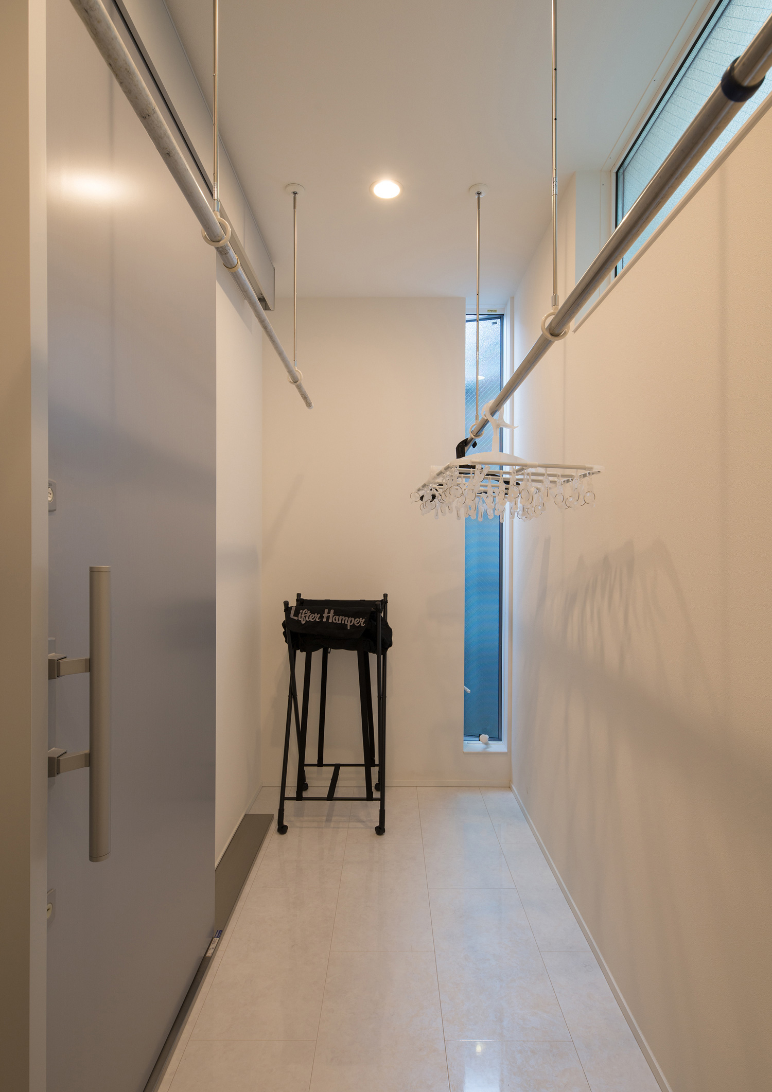 物干し竿を取り付けた部屋干しが出来るランドリールーム 注文住宅・デザイン住宅建築実例_『CASE579 Functional House』_ランドリールーム