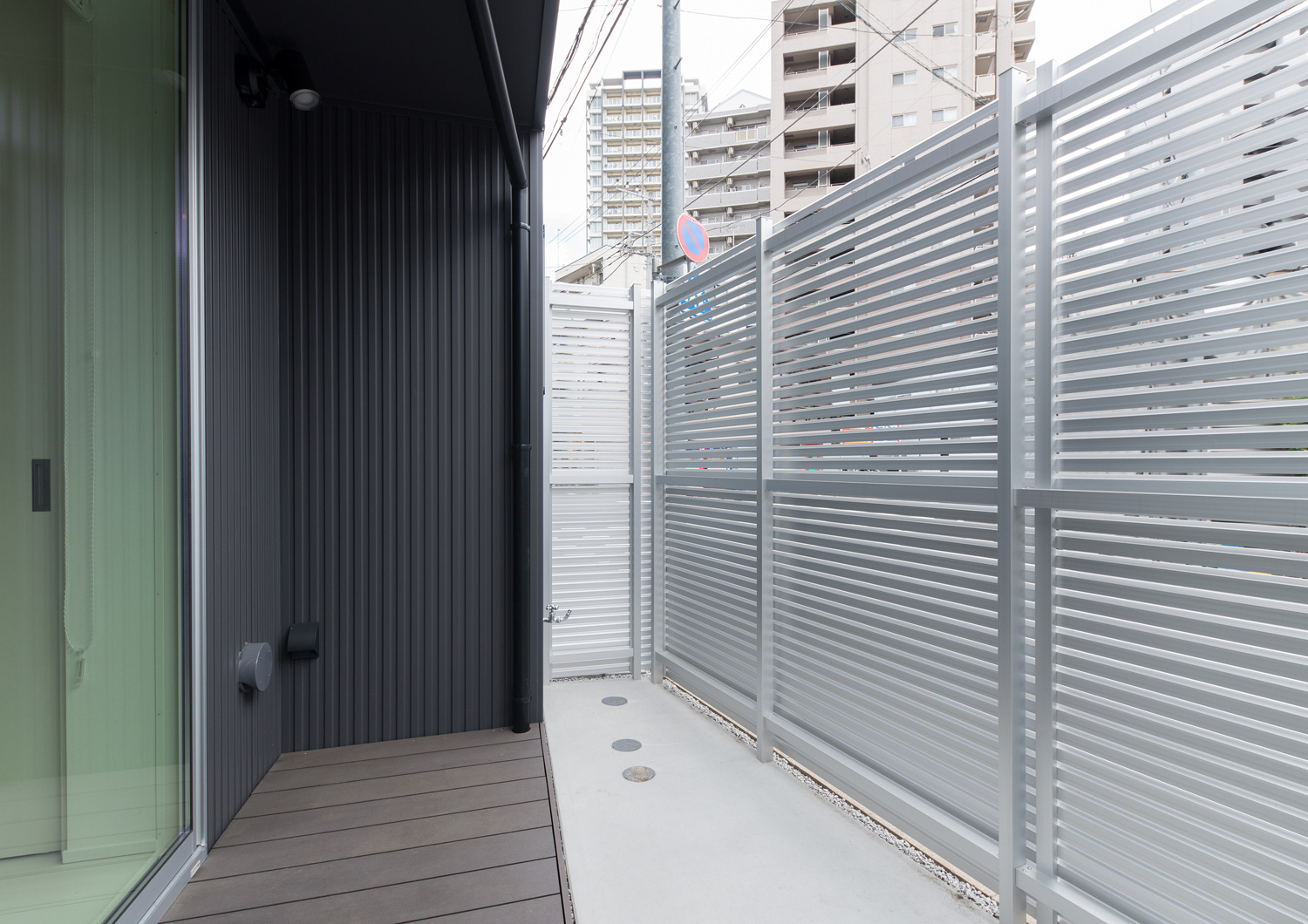 アルミのルーバーの目隠しを設けたベランダ・デザイン住宅 注文住宅・デザイン住宅建築実例_『CASE579 Functional House』_テラス・バルコニー