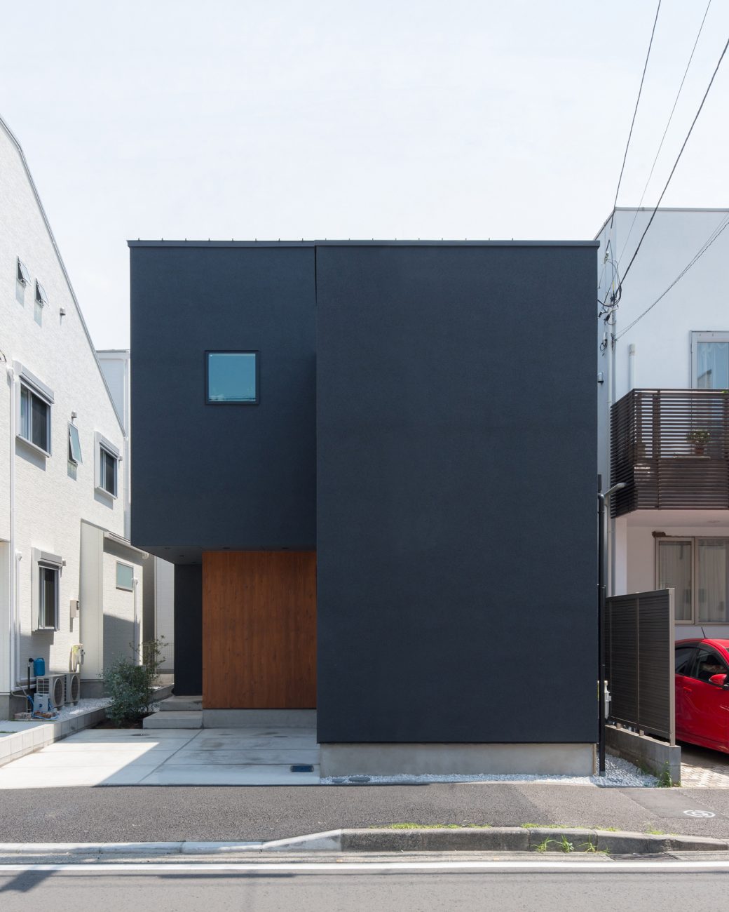 ネイビーの外壁で木目の壁がアクセントになったスクエアの外観の家・デザイン住宅 注文住宅・デザイン住宅建築実例_『CASE582 大切な時を刻む家』_外観