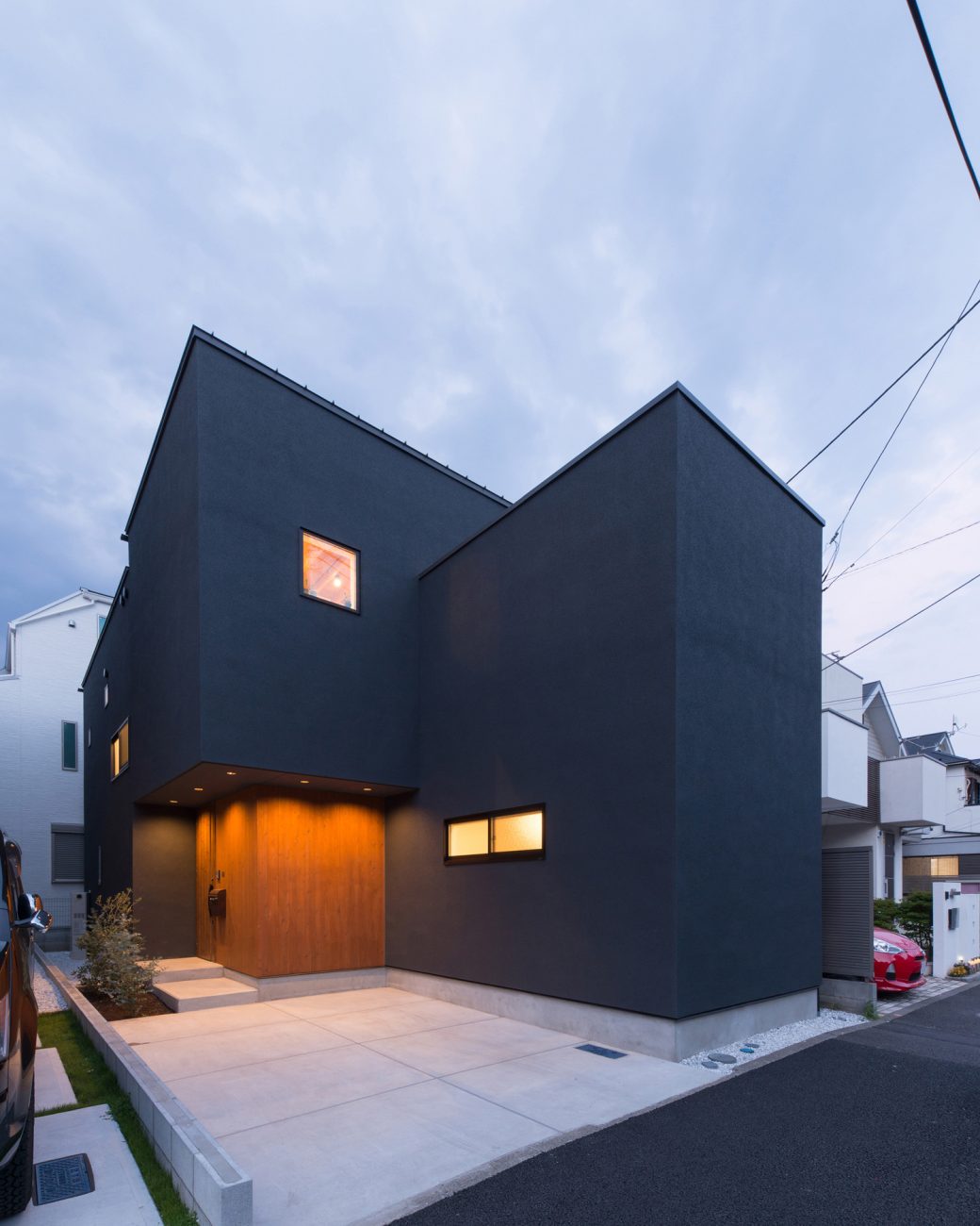 モルタルの玄関の正面にグレーの壁と鏡がある様子・デザイン住宅 注文住宅・デザイン住宅建築実例_『CASE582 大切な時を刻む家』_玄関