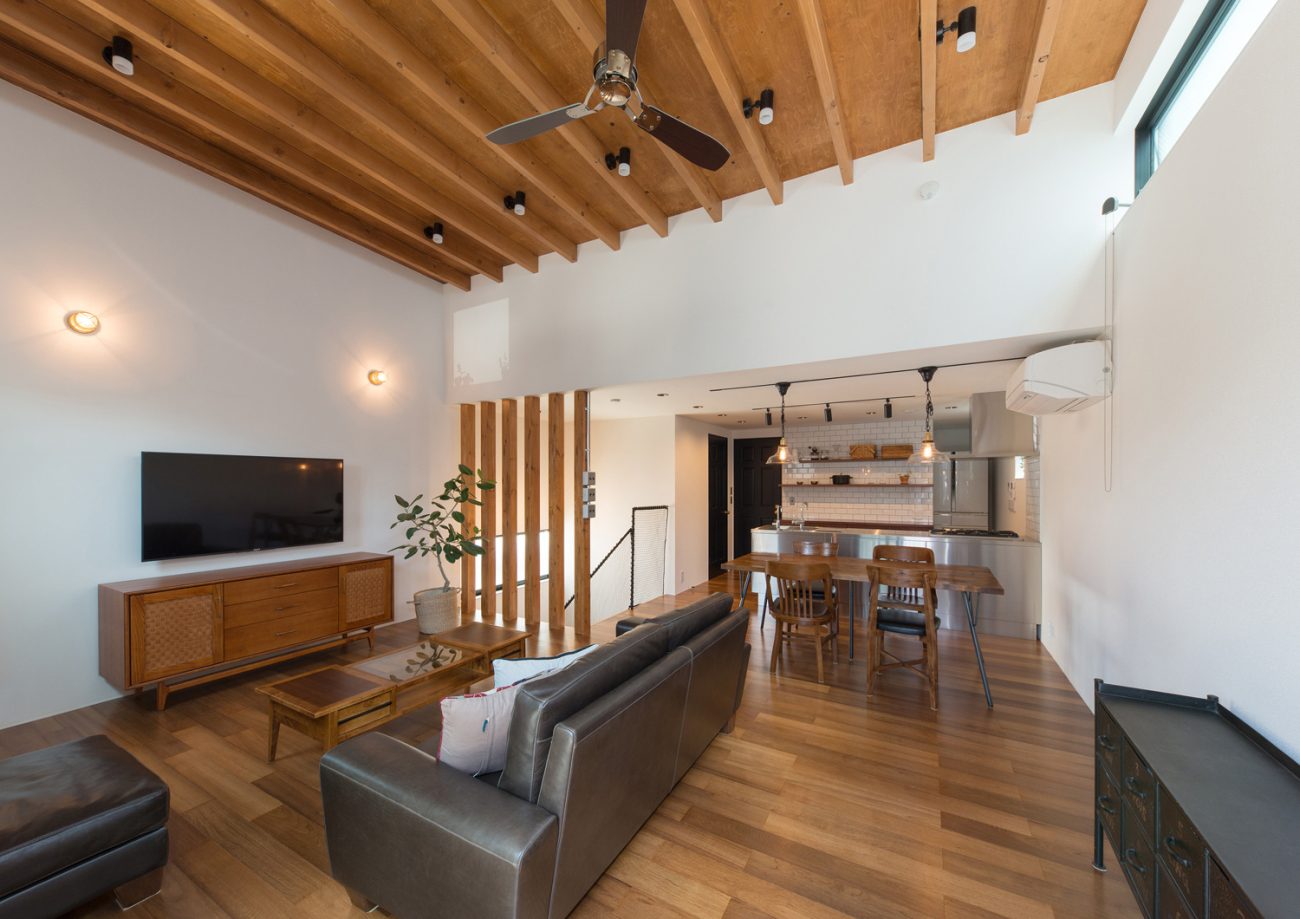 木の梁見せ天井にシーリングファンが取り付けられたLDK・デザイン住宅 注文住宅・デザイン住宅建築実例_『CASE582 大切な時を刻む家』_LDK