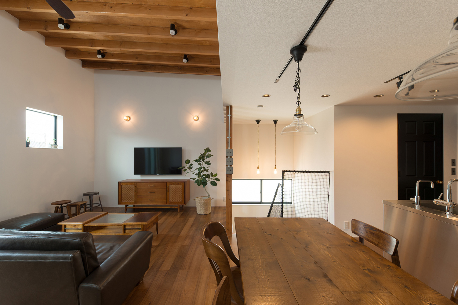 ダイニングとリビングで天井の高さとデザインを変えたLDK・デザイン住宅 注文住宅・デザイン住宅建築実例_『CASE582 大切な時を刻む家』_LDK