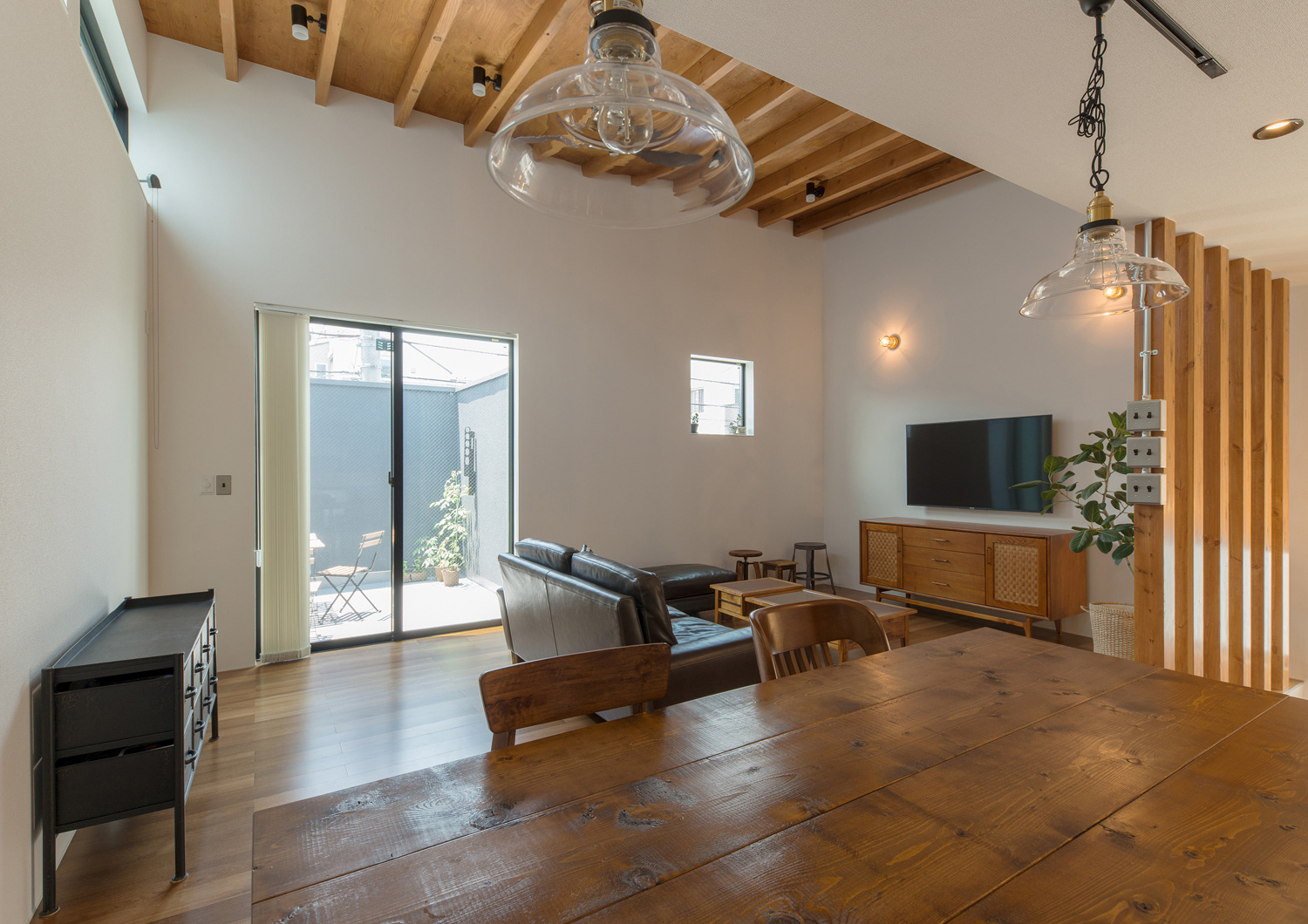 バルコニーとフラットに繋がる木目の高天井のLDK・デザイン住宅 注文住宅・デザイン住宅建築実例_『CASE582 大切な時を刻む家』_LDK