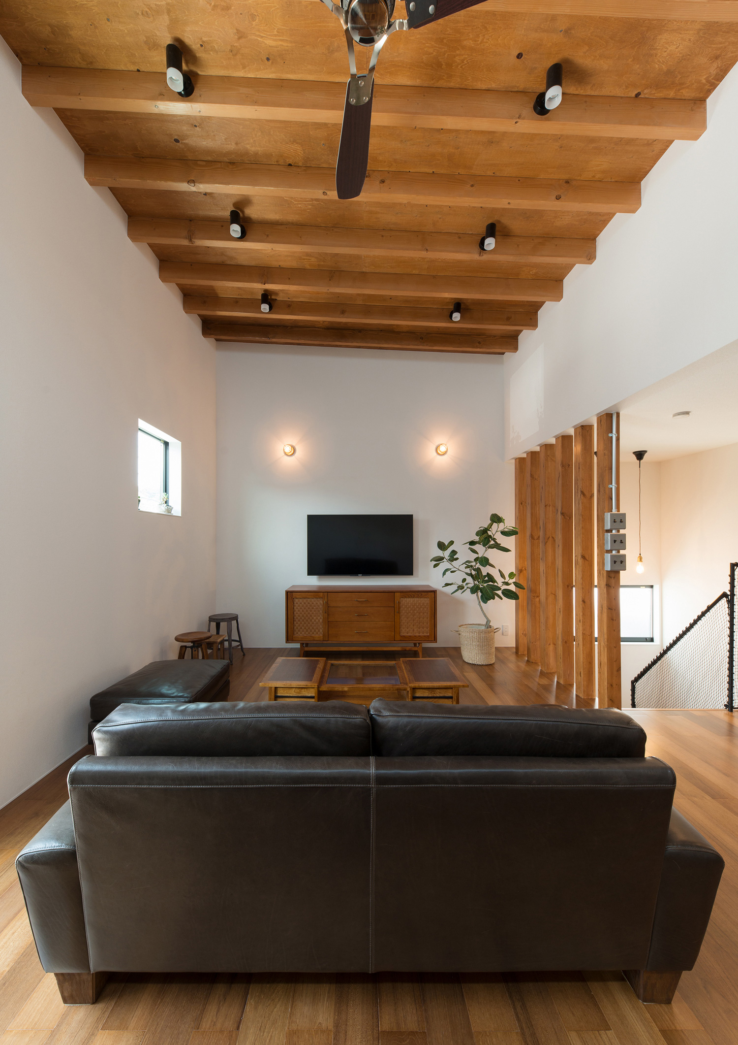 革のソファーが置かれた木目の梁見せ天井のLDK・デザイン住宅 注文住宅・デザイン住宅建築実例_『CASE582 大切な時を刻む家』_LDK