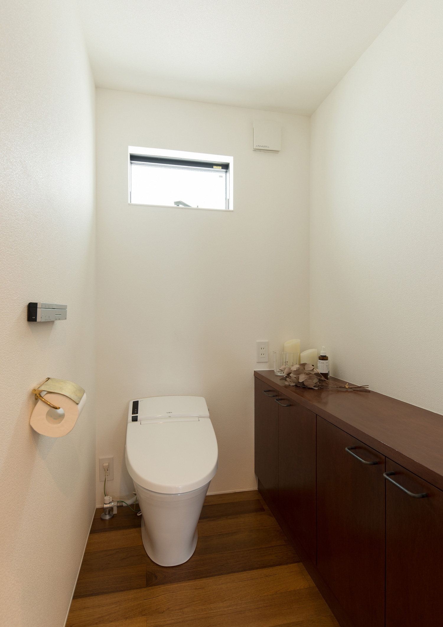 木のカウンターがある小窓付きのトイレ・デザイン住宅 注文住宅・デザイン住宅建築実例_『CASE582 大切な時を刻む家』_トイレ