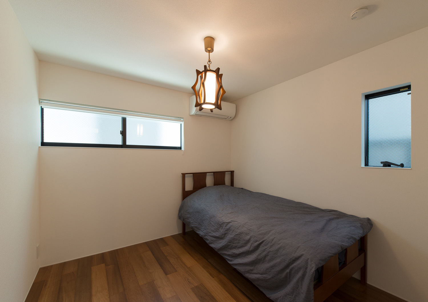 ヴィンテージのペンダントライトがあるベッドを1つ置いた寝室・デザイン住宅 注文住宅・デザイン住宅建築実例_『CASE582 大切な時を刻む家』_寝室