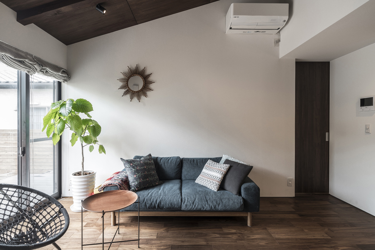 テラスに面した、天井に濃い色の木材使用したLDK・デザイン住宅 注文住宅・デザイン住宅建築実例_『CASE583 デルタ』_LDK