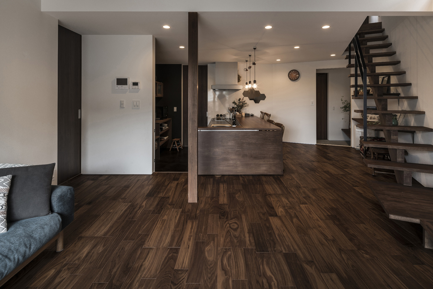 濃い色のフローリング使ったリビングイン階段のあるLDK・デザイン住宅 注文住宅・デザイン住宅建築実例_『CASE583 デルタ』_LDK